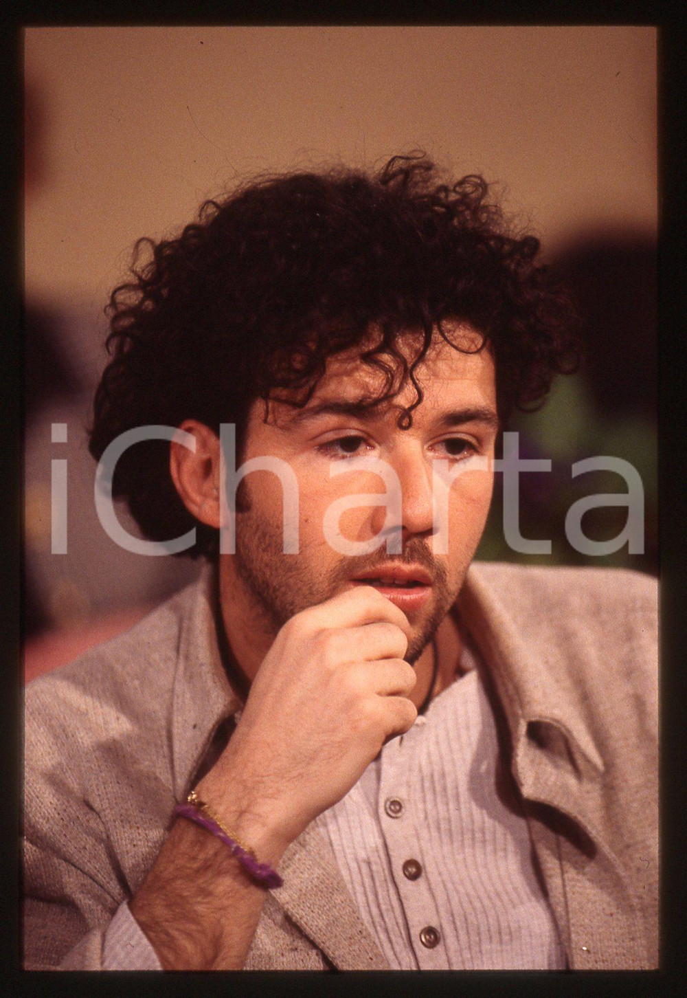 35mm vintage slide* 1995ca ITALIA MUSICA Paolo VALLESI Ritratto del cantante 4 Diapositiva d'epoca, in formato 35 mm. CONDIZIONI: GOODE' severamente vietata la riproduzione. Tutti i diritti sono riservati.Nella diapositiva ICharta mette in vendita, sul negozio eBay e in esclusiva sul sito "icharta" il proprio archivio composto da numerose diapositive e negativi fotografici d'epoca, tutti originali e autentici, che attraversano la storia del costume italiano tra gli la fine degli anni Sessanta e Novanta.Si tratta di uno sguardo inedito sull'attualit&agrave;, la politica, la vita quotidiana, il gossip e la cultura, che fotografa il cambiamento della nazione in quest'ultimo scorcio del XX secolo. Un'occasione unica per il mercato del collezionismo, che vede finalmente disponibile un archivio eccezionale per vastit&agrave;, tematiche e condizioni, in un settore (il negativo fotografico e la diapositiva) di assoluta novit&agrave; e dalle interessanti prospettive di investimento.  originale e autentica 1