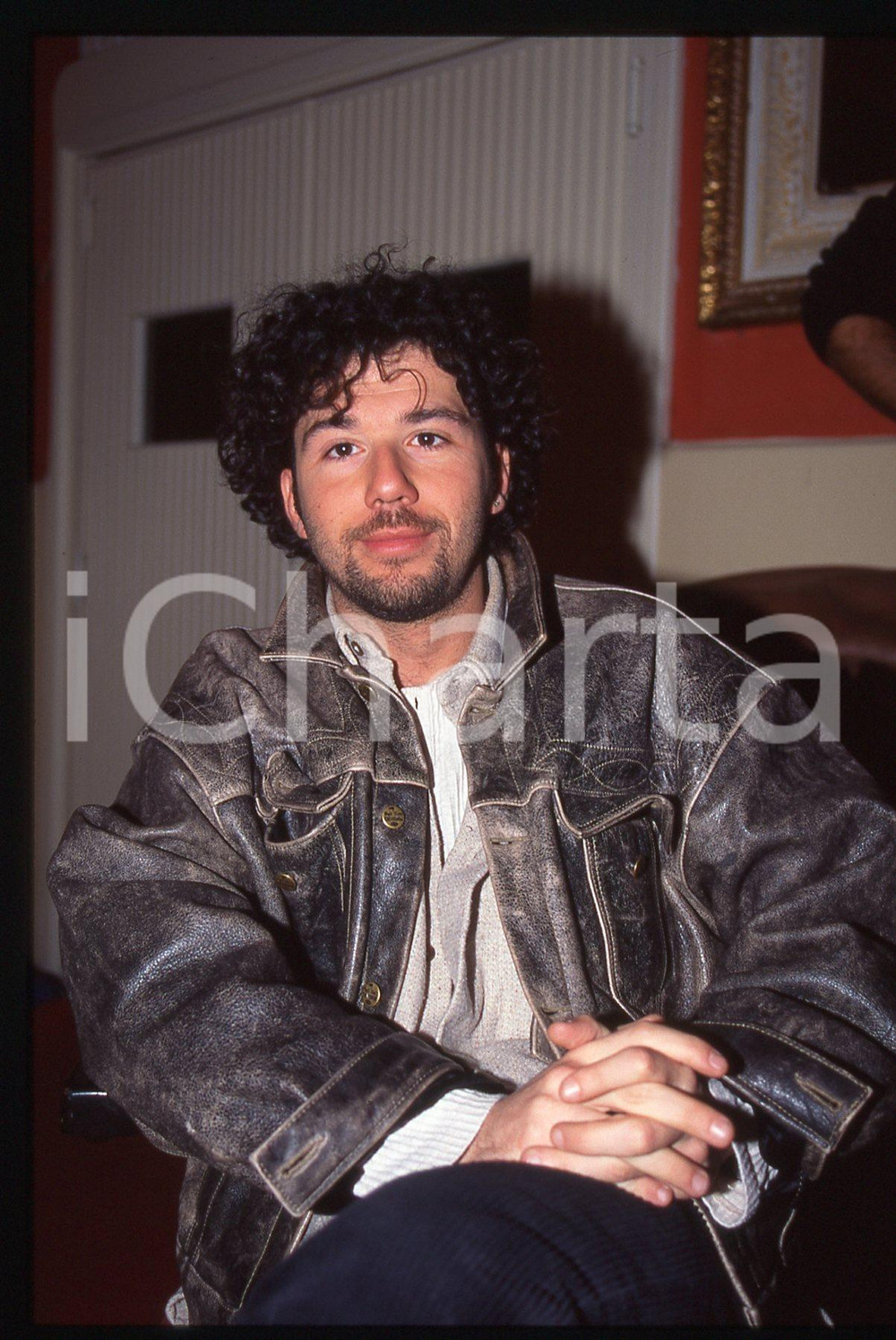 35mm vintage slide* 1995ca ITALIA MUSICA Paolo VALLESI Ritratto del cantante 5 Diapositiva d'epoca, in formato 35 mm. CONDIZIONI: GOODE' severamente vietata la riproduzione. Tutti i diritti sono riservati.Nella diapositiva ICharta mette in vendita, sul negozio eBay e in esclusiva sul sito "icharta" il proprio archivio composto da numerose diapositive e negativi fotografici d'epoca, tutti originali e autentici, che attraversano la storia del costume italiano tra gli la fine degli anni Sessanta e Novanta.Si tratta di uno sguardo inedito sull'attualit&agrave;, la politica, la vita quotidiana, il gossip e la cultura, che fotografa il cambiamento della nazione in quest'ultimo scorcio del XX secolo. Un'occasione unica per il mercato del collezionismo, che vede finalmente disponibile un archivio eccezionale per vastit&agrave;, tematiche e condizioni, in un settore (il negativo fotografico e la diapositiva) di assoluta novit&agrave; e dalle interessanti prospettive di investimento.  originale e autentica 1