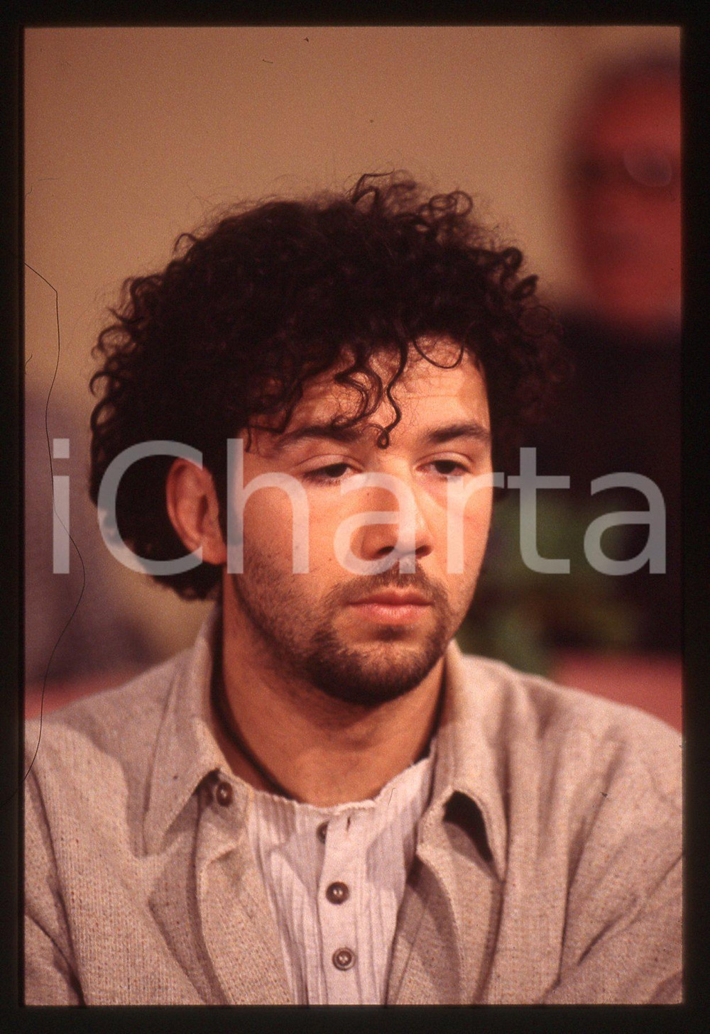 35mm vintage slide* 1995ca ITALIA MUSICA Paolo VALLESI Ritratto del cantante 7 Diapositiva d'epoca, in formato 35 mm. CONDIZIONI: GOODE' severamente vietata la riproduzione. Tutti i diritti sono riservati.Nella diapositiva ICharta mette in vendita, sul negozio eBay e in esclusiva sul sito "icharta" il proprio archivio composto da numerose diapositive e negativi fotografici d'epoca, tutti originali e autentici, che attraversano la storia del costume italiano tra gli la fine degli anni Sessanta e Novanta.Si tratta di uno sguardo inedito sull'attualit&agrave;, la politica, la vita quotidiana, il gossip e la cultura, che fotografa il cambiamento della nazione in quest'ultimo scorcio del XX secolo. Un'occasione unica per il mercato del collezionismo, che vede finalmente disponibile un archivio eccezionale per vastit&agrave;, tematiche e condizioni, in un settore (il negativo fotografico e la diapositiva) di assoluta novit&agrave; e dalle interessanti prospettive di investimento.  originale e autentica 1