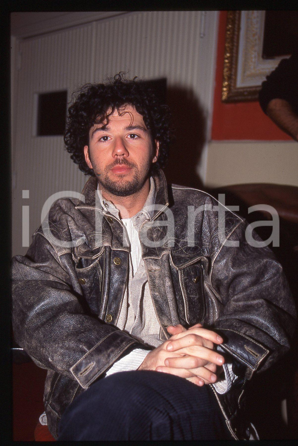 35mm vintage slide* 1995ca ITALIA MUSICA Paolo VALLESI Ritratto del cantante 8 Diapositiva d'epoca, in formato 35 mm. CONDIZIONI: GOODE' severamente vietata la riproduzione. Tutti i diritti sono riservati.Nella diapositiva ICharta mette in vendita, sul negozio eBay e in esclusiva sul sito "icharta" il proprio archivio composto da numerose diapositive e negativi fotografici d'epoca, tutti originali e autentici, che attraversano la storia del costume italiano tra gli la fine degli anni Sessanta e Novanta.Si tratta di uno sguardo inedito sull'attualit&agrave;, la politica, la vita quotidiana, il gossip e la cultura, che fotografa il cambiamento della nazione in quest'ultimo scorcio del XX secolo. Un'occasione unica per il mercato del collezionismo, che vede finalmente disponibile un archivio eccezionale per vastit&agrave;, tematiche e condizioni, in un settore (il negativo fotografico e la diapositiva) di assoluta novit&agrave; e dalle interessanti prospettive di investimento.  originale e autentica 1