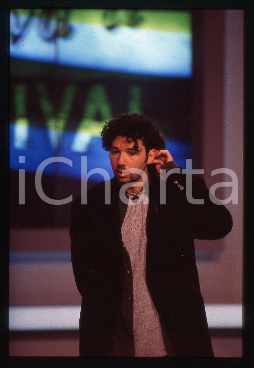 35mm vintage slide* 1995ca ITALIA MUSICA Paolo VALLESI Ritratto del cantante 9 Diapositiva d'epoca, in formato 35 mm. CONDIZIONI: GOODE' severamente vietata la riproduzione. Tutti i diritti sono riservati.Nella diapositiva ICharta mette in vendita, sul negozio eBay e in esclusiva sul sito "icharta" il proprio archivio composto da numerose diapositive e negativi fotografici d'epoca, tutti originali e autentici, che attraversano la storia del costume italiano tra gli la fine degli anni Sessanta e Novanta.Si tratta di uno sguardo inedito sull'attualit&agrave;, la politica, la vita quotidiana, il gossip e la cultura, che fotografa il cambiamento della nazione in quest'ultimo scorcio del XX secolo. Un'occasione unica per il mercato del collezionismo, che vede finalmente disponibile un archivio eccezionale per vastit&agrave;, tematiche e condizioni, in un settore (il negativo fotografico e la diapositiva) di assoluta novit&agrave; e dalle interessanti prospettive di investimento.  originale e autentica 1