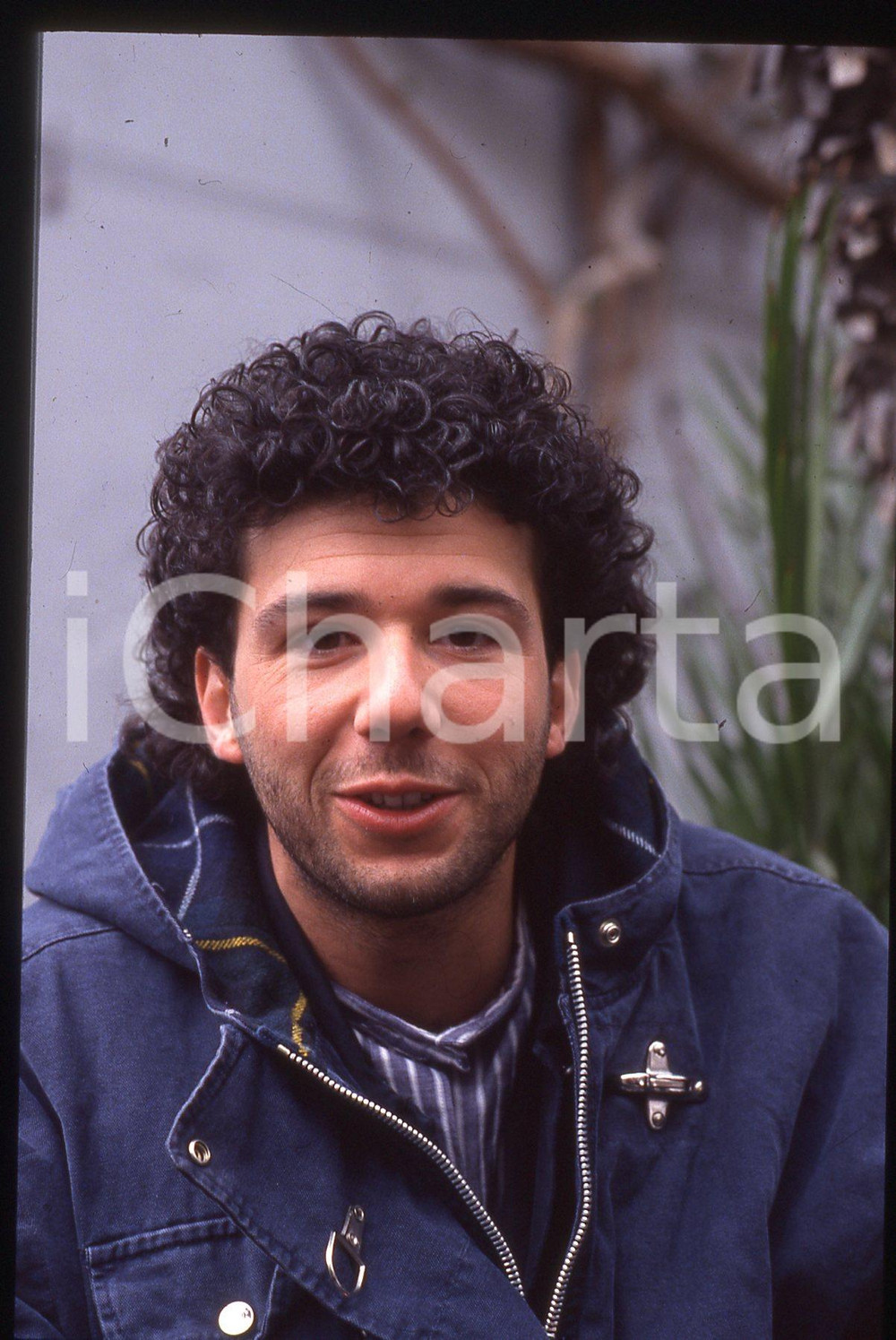 35mm vintage slide* 1995ca ITALIA MUSICA Paolo VALLESI Ritratto del cantante 10 Diapositiva d'epoca, in formato 35 mm. CONDIZIONI: GOODE' severamente vietata la riproduzione. Tutti i diritti sono riservati.Nella diapositiva ICharta mette in vendita, sul negozio eBay e in esclusiva sul sito "icharta" il proprio archivio composto da numerose diapositive e negativi fotografici d'epoca, tutti originali e autentici, che attraversano la storia del costume italiano tra gli la fine degli anni Sessanta e Novanta.Si tratta di uno sguardo inedito sull'attualit&agrave;, la politica, la vita quotidiana, il gossip e la cultura, che fotografa il cambiamento della nazione in quest'ultimo scorcio del XX secolo. Un'occasione unica per il mercato del collezionismo, che vede finalmente disponibile un archivio eccezionale per vastit&agrave;, tematiche e condizioni, in un settore (il negativo fotografico e la diapositiva) di assoluta novit&agrave; e dalle interessanti prospettive di investimento.  originale e autentica 1