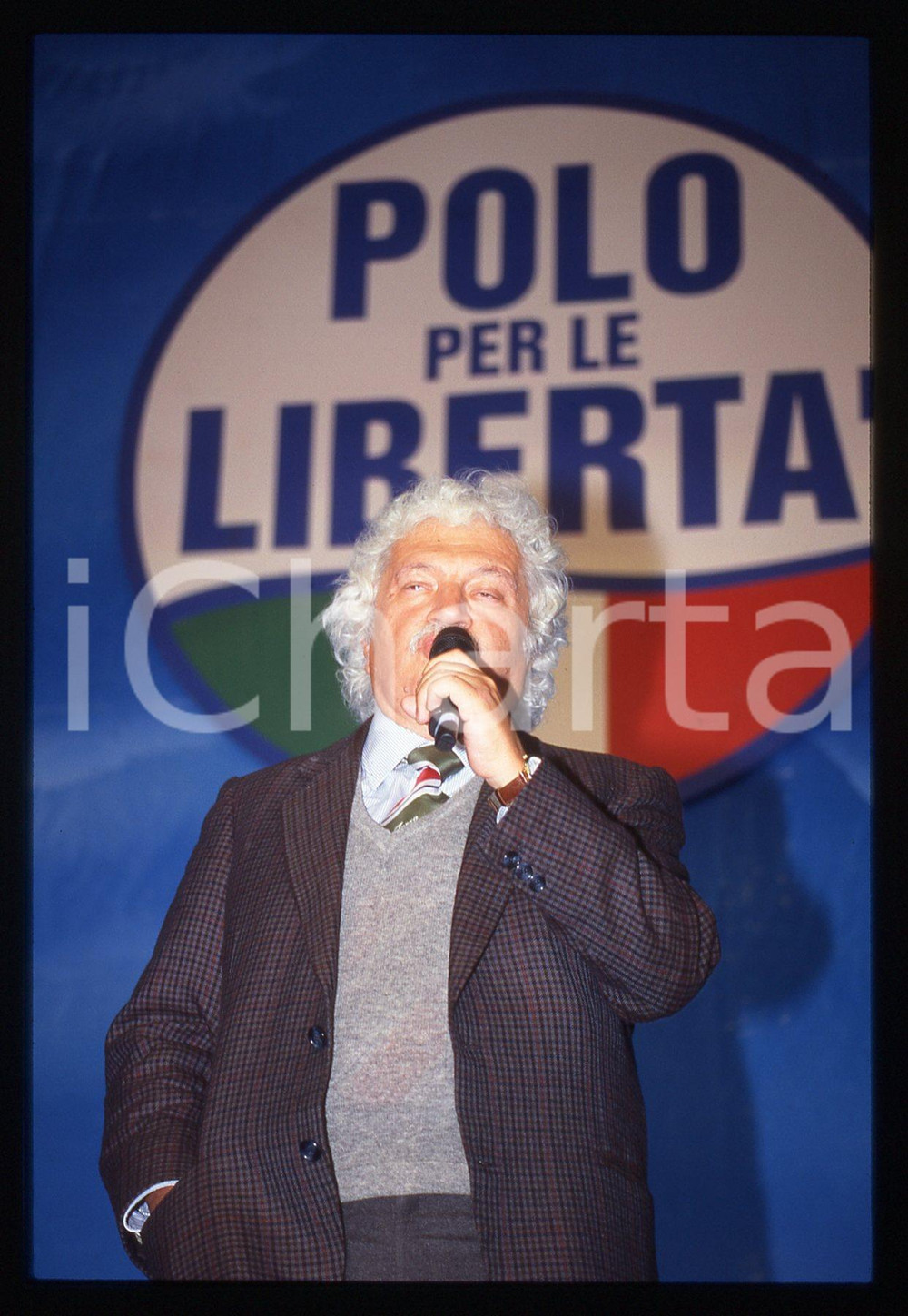 35mm vintage slide* 1995ca POLO PER LE LIBERTA' Bruno LAUZI al Congresso (4) Diapositiva d'epoca, in formato 35 mm. CONDIZIONI: GOODE' severamente vietata la riproduzione. Tutti i diritti sono riservati.Nella diapositiva ICharta mette in vendita, sul negozio eBay e in esclusiva sul sito "icharta" il proprio archivio composto da numerose diapositive e negativi fotografici d'epoca, tutti originali e autentici, che attraversano la storia del costume italiano tra gli la fine degli anni Sessanta e Novanta.Si tratta di uno sguardo inedito sull'attualit&agrave;, la politica, la vita quotidiana, il gossip e la cultura, che fotografa il cambiamento della nazione in quest'ultimo scorcio del XX secolo. Un'occasione unica per il mercato del collezionismo, che vede finalmente disponibile un archivio eccezionale per vastit&agrave;, tematiche e condizioni, in un settore (il negativo fotografico e la diapositiva) di assoluta novit&agrave; e dalle interessanti prospettive di investimento.  originale e autentica 1