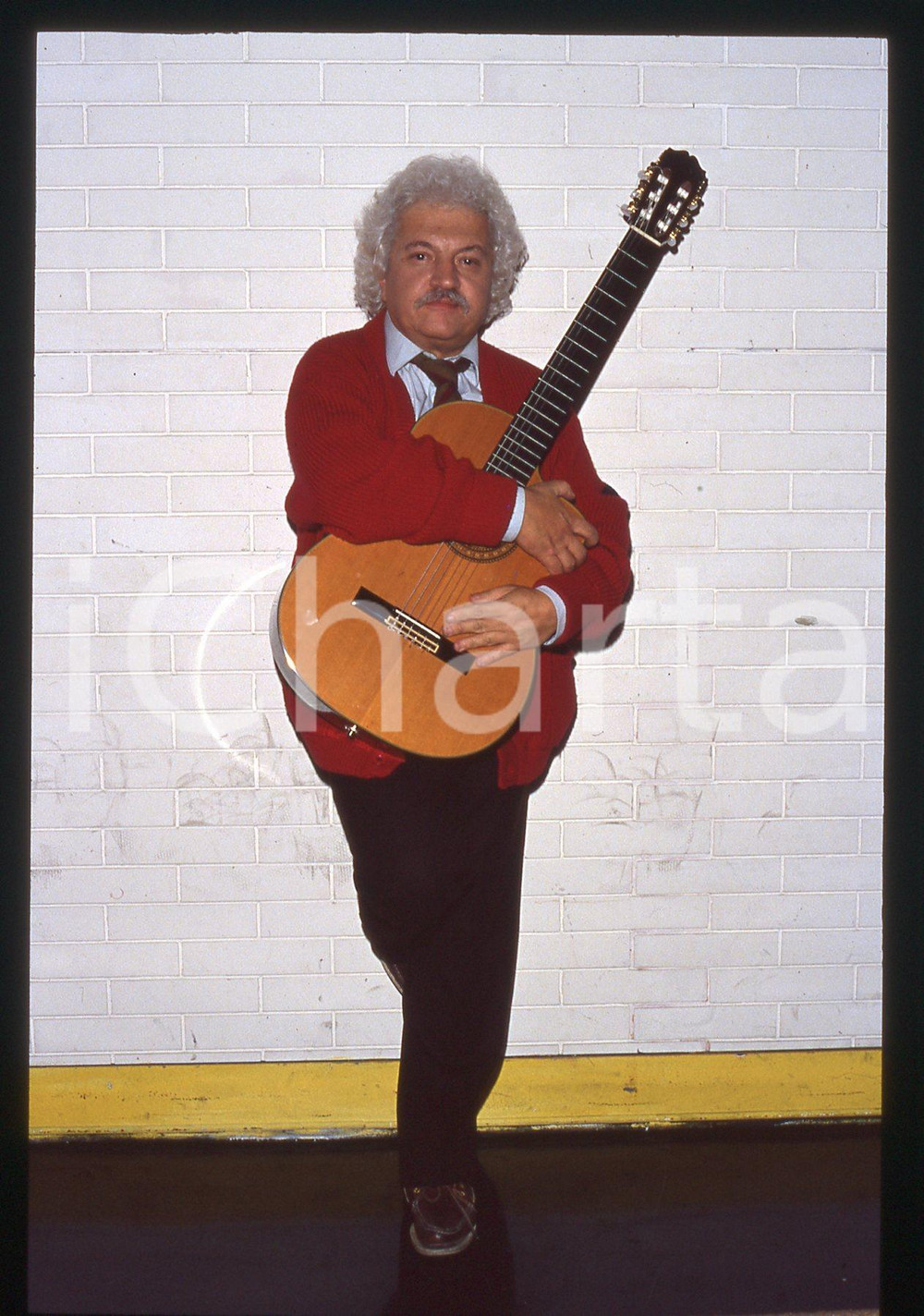 35mm vintage slide* 1995ca ITALIA MUSICA Bruno LAUZI Ritratto con chitarra (1) Diapositiva d'epoca, in formato 35 mm. CONDIZIONI: GOODE' severamente vietata la riproduzione. Tutti i diritti sono riservati.Nella diapositiva ICharta mette in vendita, sul negozio eBay e in esclusiva sul sito "icharta" il proprio archivio composto da numerose diapositive e negativi fotografici d'epoca, tutti originali e autentici, che attraversano la storia del costume italiano tra gli la fine degli anni Sessanta e Novanta.Si tratta di uno sguardo inedito sull'attualit&agrave;, la politica, la vita quotidiana, il gossip e la cultura, che fotografa il cambiamento della nazione in quest'ultimo scorcio del XX secolo. Un'occasione unica per il mercato del collezionismo, che vede finalmente disponibile un archivio eccezionale per vastit&agrave;, tematiche e condizioni, in un settore (il negativo fotografico e la diapositiva) di assoluta novit&agrave; e dalle interessanti prospettive di investimento.  originale e autentica 1