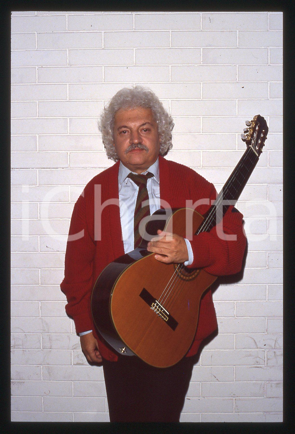 35mm vintage slide* 1995ca ITALIA MUSICA Bruno LAUZI Ritratto con chitarra (2) Diapositiva d'epoca, in formato 35 mm. CONDIZIONI: GOODE' severamente vietata la riproduzione. Tutti i diritti sono riservati.Nella diapositiva ICharta mette in vendita, sul negozio eBay e in esclusiva sul sito "icharta" il proprio archivio composto da numerose diapositive e negativi fotografici d'epoca, tutti originali e autentici, che attraversano la storia del costume italiano tra gli la fine degli anni Sessanta e Novanta.Si tratta di uno sguardo inedito sull'attualit&agrave;, la politica, la vita quotidiana, il gossip e la cultura, che fotografa il cambiamento della nazione in quest'ultimo scorcio del XX secolo. Un'occasione unica per il mercato del collezionismo, che vede finalmente disponibile un archivio eccezionale per vastit&agrave;, tematiche e condizioni, in un settore (il negativo fotografico e la diapositiva) di assoluta novit&agrave; e dalle interessanti prospettive di investimento.  originale e autentica 1