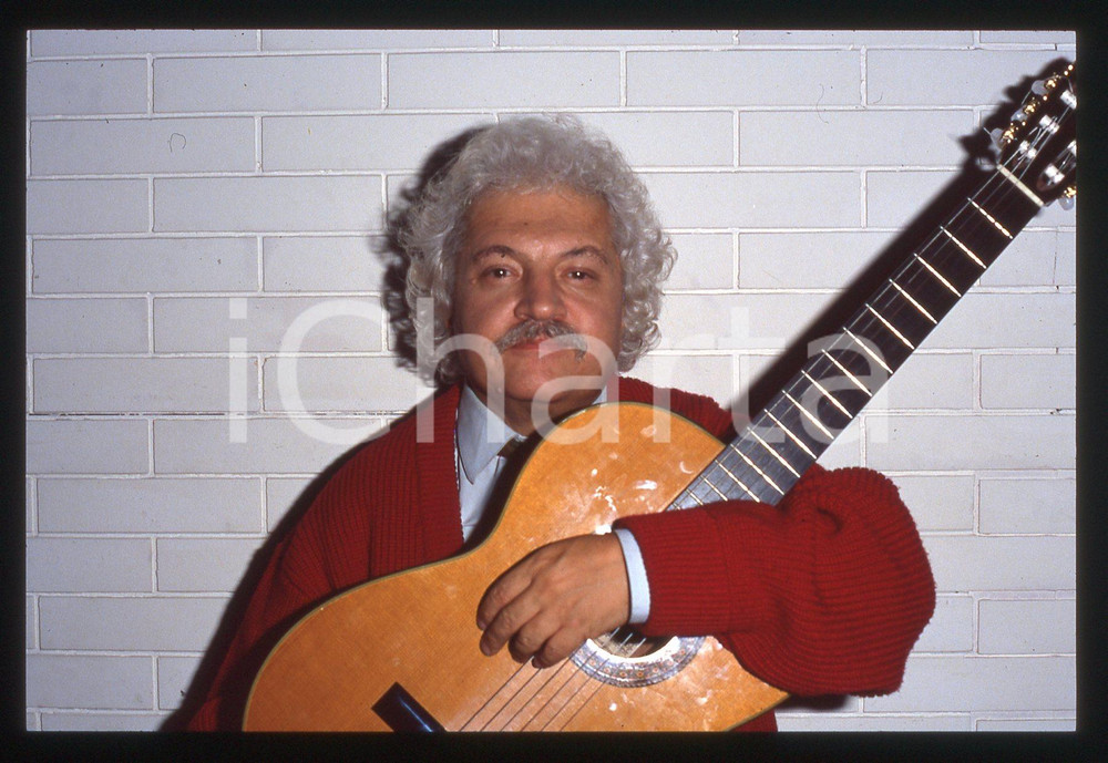35mm vintage slide* 1995ca ITALIA MUSICA Bruno LAUZI Ritratto con chitarra (3) Diapositiva d'epoca, in formato 35 mm. CONDIZIONI: GOODE' severamente vietata la riproduzione. Tutti i diritti sono riservati.Nella diapositiva ICharta mette in vendita, sul negozio eBay e in esclusiva sul sito "icharta" il proprio archivio composto da numerose diapositive e negativi fotografici d'epoca, tutti originali e autentici, che attraversano la storia del costume italiano tra gli la fine degli anni Sessanta e Novanta.Si tratta di uno sguardo inedito sull'attualit&agrave;, la politica, la vita quotidiana, il gossip e la cultura, che fotografa il cambiamento della nazione in quest'ultimo scorcio del XX secolo. Un'occasione unica per il mercato del collezionismo, che vede finalmente disponibile un archivio eccezionale per vastit&agrave;, tematiche e condizioni, in un settore (il negativo fotografico e la diapositiva) di assoluta novit&agrave; e dalle interessanti prospettive di investimento.  originale e autentica 1
