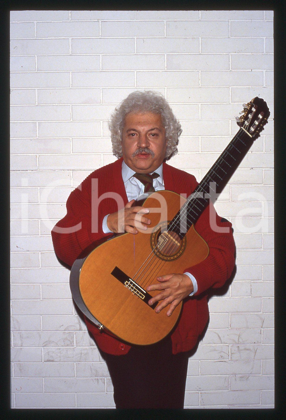 35mm vintage slide* 1995ca ITALIA MUSICA Bruno LAUZI Ritratto con chitarra (4) Diapositiva d'epoca, in formato 35 mm. CONDIZIONI: GOODE' severamente vietata la riproduzione. Tutti i diritti sono riservati.Nella diapositiva ICharta mette in vendita, sul negozio eBay e in esclusiva sul sito "icharta" il proprio archivio composto da numerose diapositive e negativi fotografici d'epoca, tutti originali e autentici, che attraversano la storia del costume italiano tra gli la fine degli anni Sessanta e Novanta.Si tratta di uno sguardo inedito sull'attualit&agrave;, la politica, la vita quotidiana, il gossip e la cultura, che fotografa il cambiamento della nazione in quest'ultimo scorcio del XX secolo. Un'occasione unica per il mercato del collezionismo, che vede finalmente disponibile un archivio eccezionale per vastit&agrave;, tematiche e condizioni, in un settore (il negativo fotografico e la diapositiva) di assoluta novit&agrave; e dalle interessanti prospettive di investimento.  originale e autentica 1