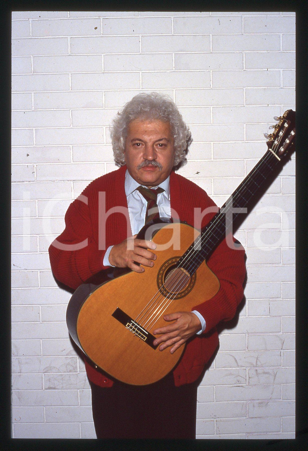 35mm vintage slide* 1995ca ITALIA MUSICA Bruno LAUZI Ritratto con chitarra (6) Diapositiva d'epoca, in formato 35 mm. CONDIZIONI: GOODE' severamente vietata la riproduzione. Tutti i diritti sono riservati.Nella diapositiva ICharta mette in vendita, sul negozio eBay e in esclusiva sul sito "icharta" il proprio archivio composto da numerose diapositive e negativi fotografici d'epoca, tutti originali e autentici, che attraversano la storia del costume italiano tra gli la fine degli anni Sessanta e Novanta.Si tratta di uno sguardo inedito sull'attualit&agrave;, la politica, la vita quotidiana, il gossip e la cultura, che fotografa il cambiamento della nazione in quest'ultimo scorcio del XX secolo. Un'occasione unica per il mercato del collezionismo, che vede finalmente disponibile un archivio eccezionale per vastit&agrave;, tematiche e condizioni, in un settore (il negativo fotografico e la diapositiva) di assoluta novit&agrave; e dalle interessanti prospettive di investimento.  originale e autentica 1