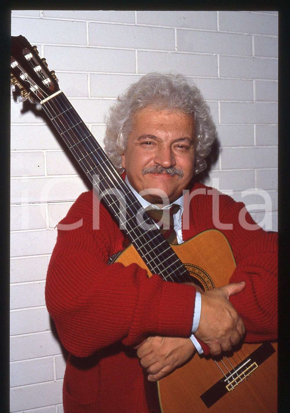 35mm vintage slide* 1995ca ITALIA MUSICA Bruno LAUZI Ritratto con chitarra (10) Diapositiva d'epoca, in formato 35 mm. CONDIZIONI: GOODE' severamente vietata la riproduzione. Tutti i diritti sono riservati.Nella diapositiva ICharta mette in vendita, sul negozio eBay e in esclusiva sul sito "icharta" il proprio archivio composto da numerose diapositive e negativi fotografici d'epoca, tutti originali e autentici, che attraversano la storia del costume italiano tra gli la fine degli anni Sessanta e Novanta.Si tratta di uno sguardo inedito sull'attualit&agrave;, la politica, la vita quotidiana, il gossip e la cultura, che fotografa il cambiamento della nazione in quest'ultimo scorcio del XX secolo. Un'occasione unica per il mercato del collezionismo, che vede finalmente disponibile un archivio eccezionale per vastit&agrave;, tematiche e condizioni, in un settore (il negativo fotografico e la diapositiva) di assoluta novit&agrave; e dalle interessanti prospettive di investimento.  originale e autentica 1