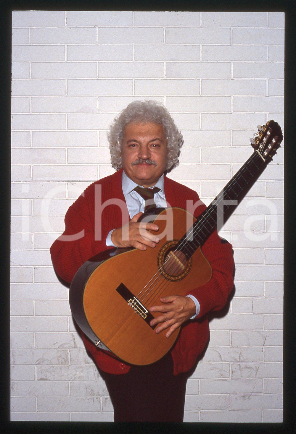 35mm vintage slide* 1995ca ITALIA MUSICA Bruno LAUZI Ritratto con chitarra 11 Diapositiva d'epoca, in formato 35 mm. CONDIZIONI: GOODE' severamente vietata la riproduzione. Tutti i diritti sono riservati.Nella diapositiva ICharta mette in vendita, sul negozio eBay e in esclusiva sul sito "icharta" il proprio archivio composto da numerose diapositive e negativi fotografici d'epoca, tutti originali e autentici, che attraversano la storia del costume italiano tra gli la fine degli anni Sessanta e Novanta.Si tratta di uno sguardo inedito sull'attualit&agrave;, la politica, la vita quotidiana, il gossip e la cultura, che fotografa il cambiamento della nazione in quest'ultimo scorcio del XX secolo. Un'occasione unica per il mercato del collezionismo, che vede finalmente disponibile un archivio eccezionale per vastit&agrave;, tematiche e condizioni, in un settore (il negativo fotografico e la diapositiva) di assoluta novit&agrave; e dalle interessanti prospettive di investimento.  originale e autentica 1
