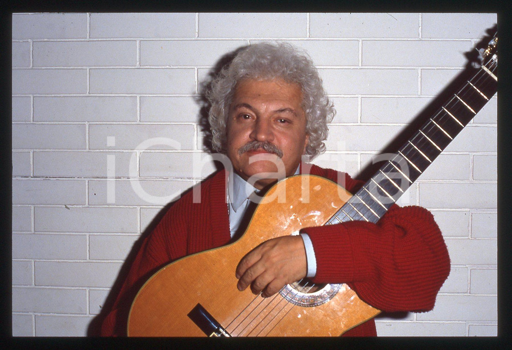 35mm vintage slide* 1995ca ITALIA MUSICA Bruno LAUZI Ritratto con chitarra (12) Diapositiva d'epoca, in formato 35 mm. CONDIZIONI: GOODE' severamente vietata la riproduzione. Tutti i diritti sono riservati.Nella diapositiva ICharta mette in vendita, sul negozio eBay e in esclusiva sul sito "icharta" il proprio archivio composto da numerose diapositive e negativi fotografici d'epoca, tutti originali e autentici, che attraversano la storia del costume italiano tra gli la fine degli anni Sessanta e Novanta.Si tratta di uno sguardo inedito sull'attualit&agrave;, la politica, la vita quotidiana, il gossip e la cultura, che fotografa il cambiamento della nazione in quest'ultimo scorcio del XX secolo. Un'occasione unica per il mercato del collezionismo, che vede finalmente disponibile un archivio eccezionale per vastit&agrave;, tematiche e condizioni, in un settore (il negativo fotografico e la diapositiva) di assoluta novit&agrave; e dalle interessanti prospettive di investimento.  originale e autentica 1