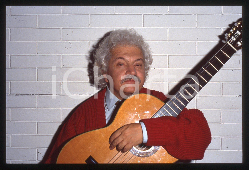 35mm vintage slide* 1995ca ITALIA MUSICA Bruno LAUZI Ritratto con chitarra (13) Diapositiva d'epoca, in formato 35 mm. CONDIZIONI: GOODE' severamente vietata la riproduzione. Tutti i diritti sono riservati.Nella diapositiva ICharta mette in vendita, sul negozio eBay e in esclusiva sul sito "icharta" il proprio archivio composto da numerose diapositive e negativi fotografici d'epoca, tutti originali e autentici, che attraversano la storia del costume italiano tra gli la fine degli anni Sessanta e Novanta.Si tratta di uno sguardo inedito sull'attualit&agrave;, la politica, la vita quotidiana, il gossip e la cultura, che fotografa il cambiamento della nazione in quest'ultimo scorcio del XX secolo. Un'occasione unica per il mercato del collezionismo, che vede finalmente disponibile un archivio eccezionale per vastit&agrave;, tematiche e condizioni, in un settore (il negativo fotografico e la diapositiva) di assoluta novit&agrave; e dalle interessanti prospettive di investimento.  originale e autentica 1