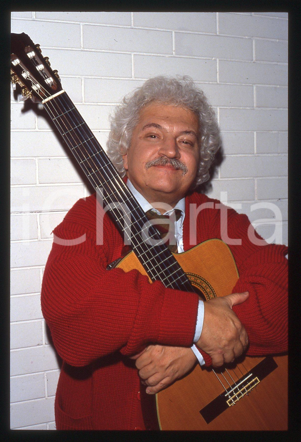 35mm vintage slide* 1995ca ITALIA MUSICA Bruno LAUZI Ritratto con chitarra (14) Diapositiva d'epoca, in formato 35 mm. CONDIZIONI: GOODE' severamente vietata la riproduzione. Tutti i diritti sono riservati.Nella diapositiva ICharta mette in vendita, sul negozio eBay e in esclusiva sul sito "icharta" il proprio archivio composto da numerose diapositive e negativi fotografici d'epoca, tutti originali e autentici, che attraversano la storia del costume italiano tra gli la fine degli anni Sessanta e Novanta.Si tratta di uno sguardo inedito sull'attualit&agrave;, la politica, la vita quotidiana, il gossip e la cultura, che fotografa il cambiamento della nazione in quest'ultimo scorcio del XX secolo. Un'occasione unica per il mercato del collezionismo, che vede finalmente disponibile un archivio eccezionale per vastit&agrave;, tematiche e condizioni, in un settore (il negativo fotografico e la diapositiva) di assoluta novit&agrave; e dalle interessanti prospettive di investimento.  originale e autentica 1