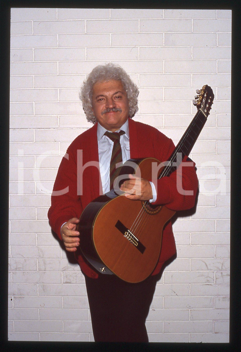 35mm vintage slide* 1995 ITALIA MUSICA Bruno LAUZI Ritratto con chitarra (16) Diapositiva d'epoca, in formato 35 mm. CONDIZIONI: GOODE' severamente vietata la riproduzione. Tutti i diritti sono riservati.Nella diapositiva ICharta mette in vendita, sul negozio eBay e in esclusiva sul sito "icharta" il proprio archivio composto da numerose diapositive e negativi fotografici d'epoca, tutti originali e autentici, che attraversano la storia del costume italiano tra gli la fine degli anni Sessanta e Novanta.Si tratta di uno sguardo inedito sull'attualit&agrave;, la politica, la vita quotidiana, il gossip e la cultura, che fotografa il cambiamento della nazione in quest'ultimo scorcio del XX secolo. Un'occasione unica per il mercato del collezionismo, che vede finalmente disponibile un archivio eccezionale per vastit&agrave;, tematiche e condizioni, in un settore (il negativo fotografico e la diapositiva) di assoluta novit&agrave; e dalle interessanti prospettive di investimento.  originale e autentica 1