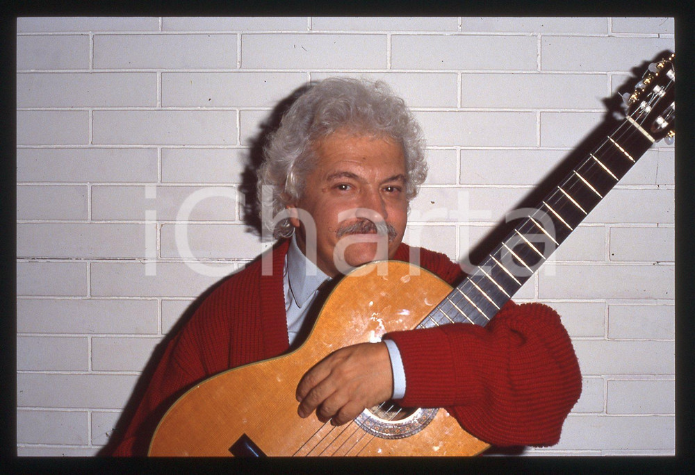 35mm vintage slide* 1995 ITALIA MUSICA Bruno LAUZI Ritratto con chitarra (17) Diapositiva d'epoca, in formato 35 mm. CONDIZIONI: GOODE' severamente vietata la riproduzione. Tutti i diritti sono riservati.Nella diapositiva ICharta mette in vendita, sul negozio eBay e in esclusiva sul sito "icharta" il proprio archivio composto da numerose diapositive e negativi fotografici d'epoca, tutti originali e autentici, che attraversano la storia del costume italiano tra gli la fine degli anni Sessanta e Novanta.Si tratta di uno sguardo inedito sull'attualit&agrave;, la politica, la vita quotidiana, il gossip e la cultura, che fotografa il cambiamento della nazione in quest'ultimo scorcio del XX secolo. Un'occasione unica per il mercato del collezionismo, che vede finalmente disponibile un archivio eccezionale per vastit&agrave;, tematiche e condizioni, in un settore (il negativo fotografico e la diapositiva) di assoluta novit&agrave; e dalle interessanti prospettive di investimento.  originale e autentica 1