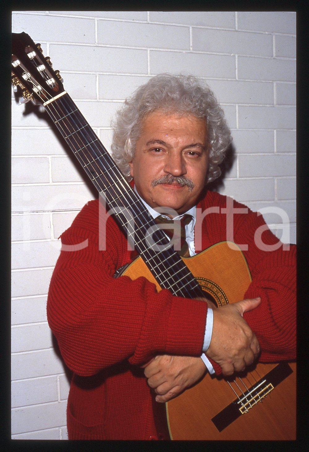 35mm vintage slide* 1995ca ITALIA MUSICA Bruno LAUZI Ritratto con chitarra (18) Diapositiva d'epoca, in formato 35 mm. CONDIZIONI: GOODE' severamente vietata la riproduzione. Tutti i diritti sono riservati.Nella diapositiva ICharta mette in vendita, sul negozio eBay e in esclusiva sul sito "icharta" il proprio archivio composto da numerose diapositive e negativi fotografici d'epoca, tutti originali e autentici, che attraversano la storia del costume italiano tra gli la fine degli anni Sessanta e Novanta.Si tratta di uno sguardo inedito sull'attualit&agrave;, la politica, la vita quotidiana, il gossip e la cultura, che fotografa il cambiamento della nazione in quest'ultimo scorcio del XX secolo. Un'occasione unica per il mercato del collezionismo, che vede finalmente disponibile un archivio eccezionale per vastit&agrave;, tematiche e condizioni, in un settore (il negativo fotografico e la diapositiva) di assoluta novit&agrave; e dalle interessanti prospettive di investimento.  originale e autentica 1