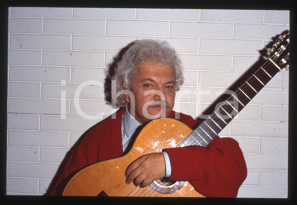 35mm vintage slide* 1995ca ITALIA MUSICA Bruno LAUZI Ritratto con chitarra (19) Diapositiva d'epoca, in formato 35 mm. CONDIZIONI: GOODE' severamente vietata la riproduzione. Tutti i diritti sono riservati.Nella diapositiva ICharta mette in vendita, sul negozio eBay e in esclusiva sul sito "icharta" il proprio archivio composto da numerose diapositive e negativi fotografici d'epoca, tutti originali e autentici, che attraversano la storia del costume italiano tra gli la fine degli anni Sessanta e Novanta.Si tratta di uno sguardo inedito sull'attualit&agrave;, la politica, la vita quotidiana, il gossip e la cultura, che fotografa il cambiamento della nazione in quest'ultimo scorcio del XX secolo. Un'occasione unica per il mercato del collezionismo, che vede finalmente disponibile un archivio eccezionale per vastit&agrave;, tematiche e condizioni, in un settore (il negativo fotografico e la diapositiva) di assoluta novit&agrave; e dalle interessanti prospettive di investimento.  originale e autentica 1