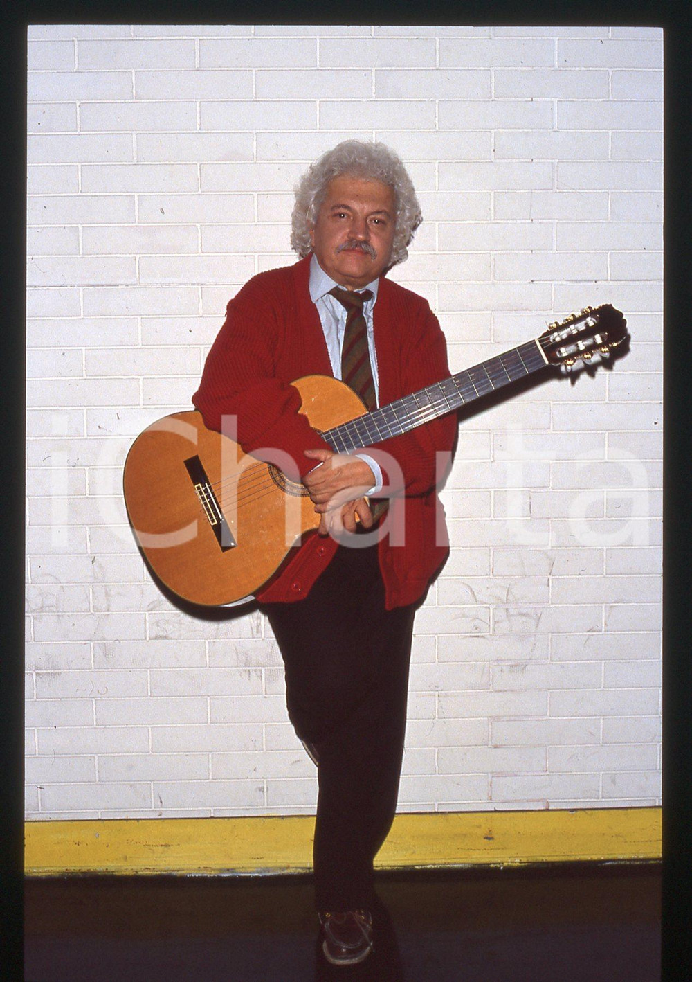 35mm vintage slide* 1995ca ITALIA MUSICA Bruno LAUZI Ritratto con chitarra (20) Diapositiva d'epoca, in formato 35 mm. CONDIZIONI: GOODE' severamente vietata la riproduzione. Tutti i diritti sono riservati.Nella diapositiva ICharta mette in vendita, sul negozio eBay e in esclusiva sul sito "icharta" il proprio archivio composto da numerose diapositive e negativi fotografici d'epoca, tutti originali e autentici, che attraversano la storia del costume italiano tra gli la fine degli anni Sessanta e Novanta.Si tratta di uno sguardo inedito sull'attualit&agrave;, la politica, la vita quotidiana, il gossip e la cultura, che fotografa il cambiamento della nazione in quest'ultimo scorcio del XX secolo. Un'occasione unica per il mercato del collezionismo, che vede finalmente disponibile un archivio eccezionale per vastit&agrave;, tematiche e condizioni, in un settore (il negativo fotografico e la diapositiva) di assoluta novit&agrave; e dalle interessanti prospettive di investimento.  originale e autentica 1