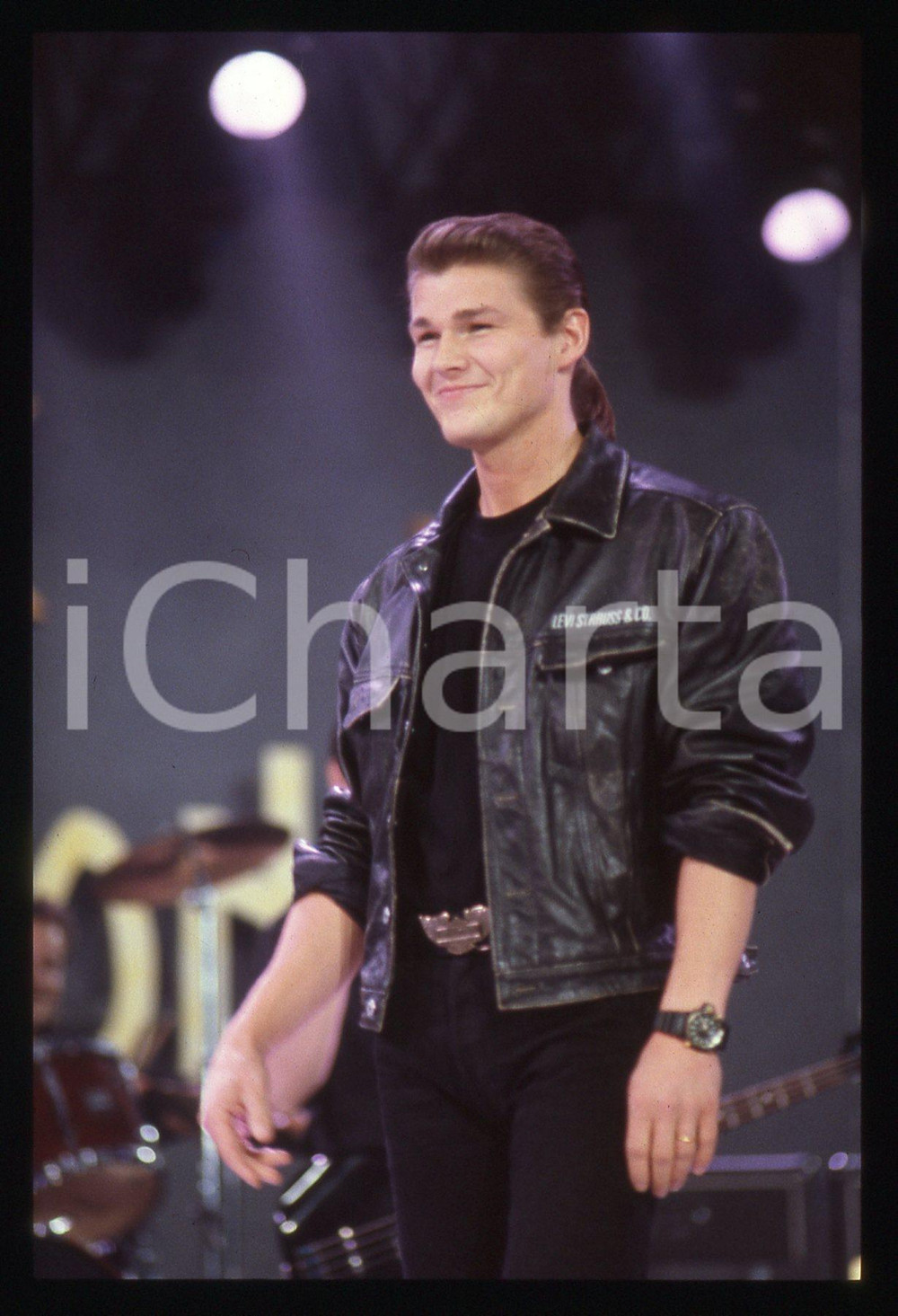 35mm vintage slide* 1991 SANREMO INTERNATIONAL Morten HARKET degli A-HA 1 Diapositiva d'epoca, in formato 35 mm. CONDIZIONI: GOODE' severamente vietata la riproduzione. Tutti i diritti sono riservati.Nella diapositiva ICharta mette in vendita, sul negozio eBay e in esclusiva sul sito "icharta" il proprio archivio composto da numerose diapositive e negativi fotografici d'epoca, tutti originali e autentici, che attraversano la storia del costume italiano tra gli la fine degli anni Sessanta e Novanta.Si tratta di uno sguardo inedito sull'attualit&agrave;, la politica, la vita quotidiana, il gossip e la cultura, che fotografa il cambiamento della nazione in quest'ultimo scorcio del XX secolo. Un'occasione unica per il mercato del collezionismo, che vede finalmente disponibile un archivio eccezionale per vastit&agrave;, tematiche e condizioni, in un settore (il negativo fotografico e la diapositiva) di assoluta novit&agrave; e dalle interessanti prospettive di investimento.  originale e autentica 1