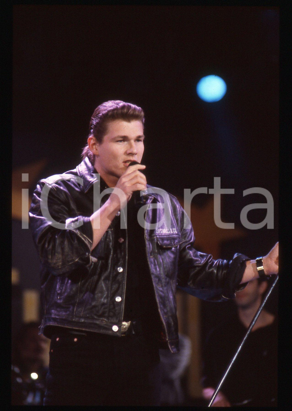 35mm vintage slide* 1991 SANREMO INTERNATIONAL Morten HARKET degli A-HA 3 Diapositiva d'epoca, in formato 35 mm. CONDIZIONI: GOODE' severamente vietata la riproduzione. Tutti i diritti sono riservati.Nella diapositiva ICharta mette in vendita, sul negozio eBay e in esclusiva sul sito "icharta" il proprio archivio composto da numerose diapositive e negativi fotografici d'epoca, tutti originali e autentici, che attraversano la storia del costume italiano tra gli la fine degli anni Sessanta e Novanta.Si tratta di uno sguardo inedito sull'attualit&agrave;, la politica, la vita quotidiana, il gossip e la cultura, che fotografa il cambiamento della nazione in quest'ultimo scorcio del XX secolo. Un'occasione unica per il mercato del collezionismo, che vede finalmente disponibile un archivio eccezionale per vastit&agrave;, tematiche e condizioni, in un settore (il negativo fotografico e la diapositiva) di assoluta novit&agrave; e dalle interessanti prospettive di investimento.     originale e autentica 1
