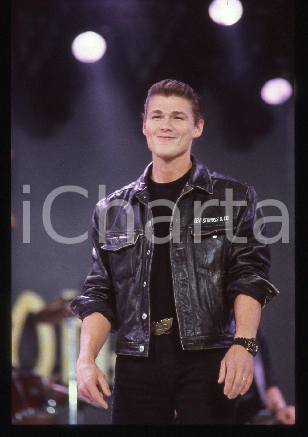 35mm vintage slide* 1991 SANREMO INTERNATIONAL Morten HARKET degli A-HA 8 Diapositiva d'epoca, in formato 35 mm. CONDIZIONI: GOODE' severamente vietata la riproduzione. Tutti i diritti sono riservati.Nella diapositiva ICharta mette in vendita, sul negozio eBay e in esclusiva sul sito "icharta" il proprio archivio composto da numerose diapositive e negativi fotografici d'epoca, tutti originali e autentici, che attraversano la storia del costume italiano tra gli la fine degli anni Sessanta e Novanta.Si tratta di uno sguardo inedito sull'attualit&agrave;, la politica, la vita quotidiana, il gossip e la cultura, che fotografa il cambiamento della nazione in quest'ultimo scorcio del XX secolo. Un'occasione unica per il mercato del collezionismo, che vede finalmente disponibile un archivio eccezionale per vastit&agrave;, tematiche e condizioni, in un settore (il negativo fotografico e la diapositiva) di assoluta novit&agrave; e dalle interessanti prospettive di investimento.     originale e autentica 1
