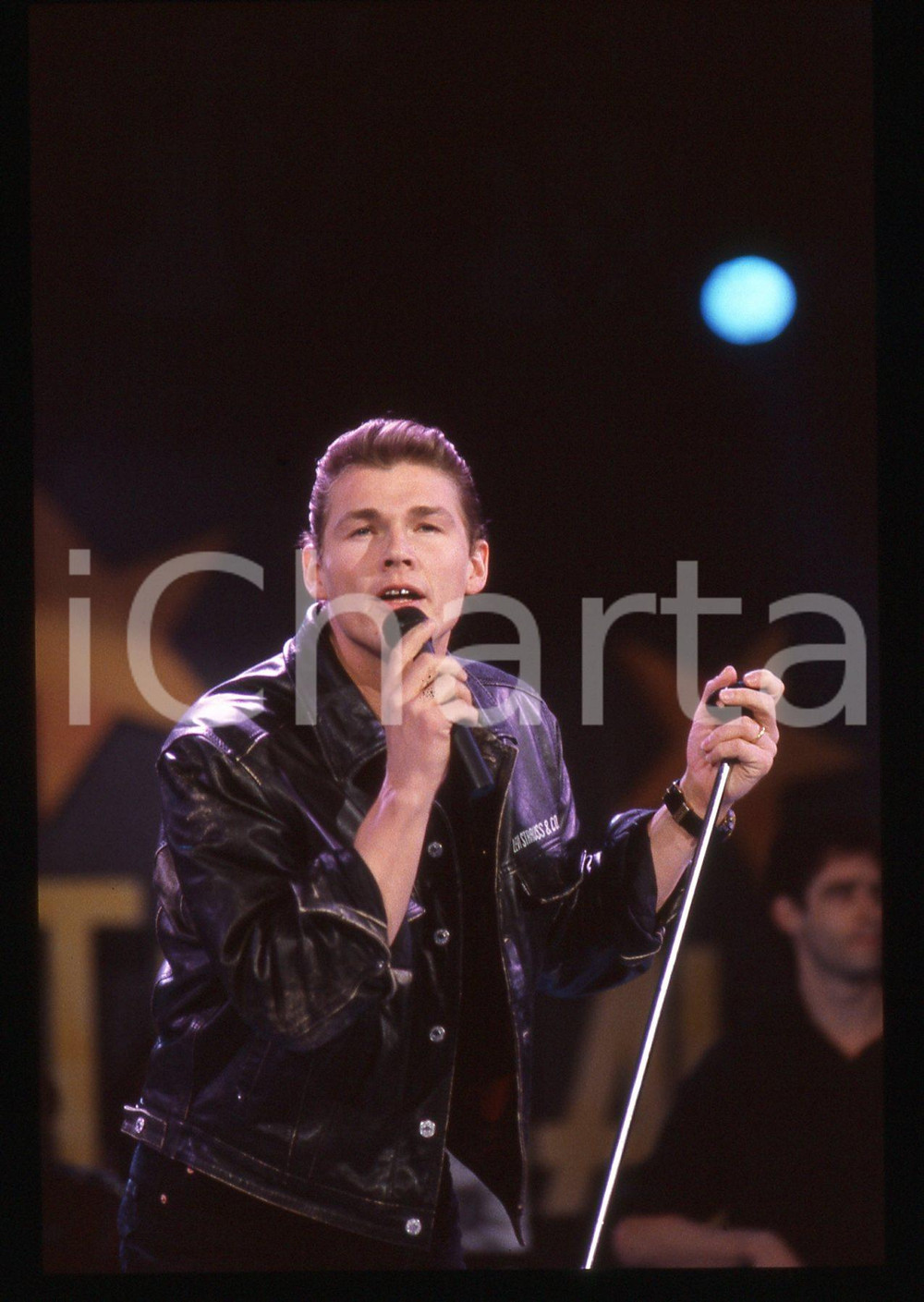 35mm vintage slide* 1991 SANREMO INTERNATIONAL Morten HARKET degli A-HA 9 Diapositiva d'epoca, in formato 35 mm. CONDIZIONI: GOODE' severamente vietata la riproduzione. Tutti i diritti sono riservati.Nella diapositiva ICharta mette in vendita, sul negozio eBay e in esclusiva sul sito "icharta" il proprio archivio composto da numerose diapositive e negativi fotografici d'epoca, tutti originali e autentici, che attraversano la storia del costume italiano tra gli la fine degli anni Sessanta e Novanta.Si tratta di uno sguardo inedito sull'attualit&agrave;, la politica, la vita quotidiana, il gossip e la cultura, che fotografa il cambiamento della nazione in quest'ultimo scorcio del XX secolo. Un'occasione unica per il mercato del collezionismo, che vede finalmente disponibile un archivio eccezionale per vastit&agrave;, tematiche e condizioni, in un settore (il negativo fotografico e la diapositiva) di assoluta novit&agrave; e dalle interessanti prospettive di investimento.     originale e autentica 1