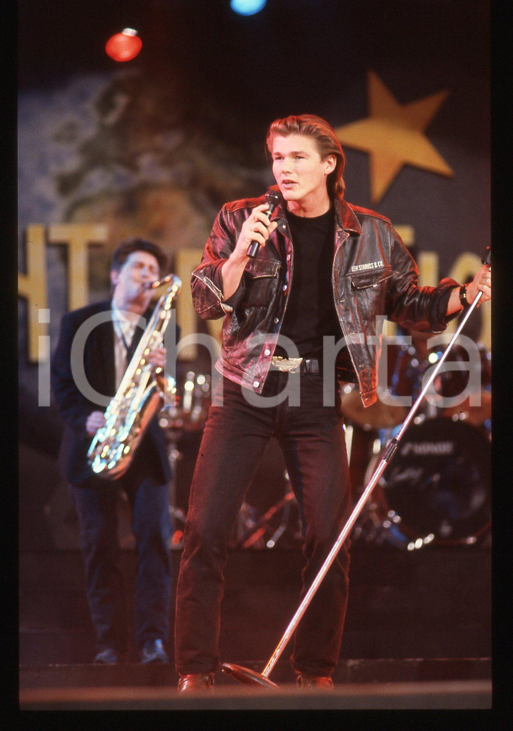 35mm vintage slide* 1991 SANREMO INTERNATIONAL Morten HARKET degli A-HA 10 Diapositiva d'epoca, in formato 35 mm. CONDIZIONI: GOODE' severamente vietata la riproduzione. Tutti i diritti sono riservati.Nella diapositiva ICharta mette in vendita, sul negozio eBay e in esclusiva sul sito "icharta" il proprio archivio composto da numerose diapositive e negativi fotografici d'epoca, tutti originali e autentici, che attraversano la storia del costume italiano tra gli la fine degli anni Sessanta e Novanta.Si tratta di uno sguardo inedito sull'attualit&agrave;, la politica, la vita quotidiana, il gossip e la cultura, che fotografa il cambiamento della nazione in quest'ultimo scorcio del XX secolo. Un'occasione unica per il mercato del collezionismo, che vede finalmente disponibile un archivio eccezionale per vastit&agrave;, tematiche e condizioni, in un settore (il negativo fotografico e la diapositiva) di assoluta novit&agrave; e dalle interessanti prospettive di investimento.     originale e autentica 1