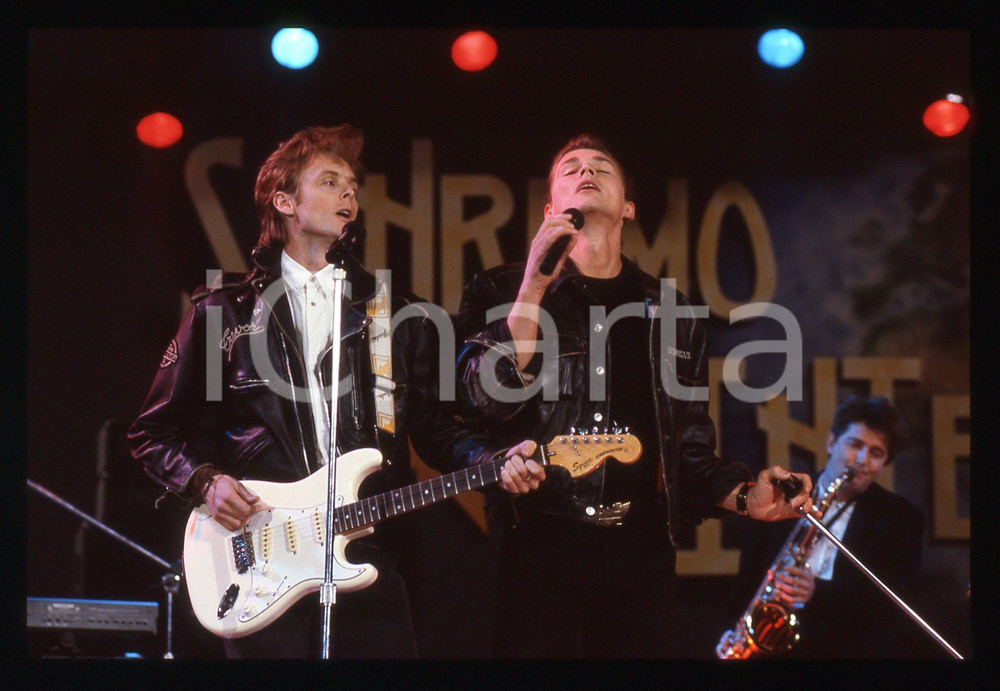 35mm vintage slide* 1991 SANREMO INTERNATIONAL Morten HARKET degli A-HA 11 Nella diapositiva compare anche Paul Waaktaar-Savoy Diapositiva d'epoca, in formato 35 mm. CONDIZIONI: GOODE' severamente vietata la riproduzione. Tutti i diritti sono riservati.Nella diapositiva ICharta mette in vendita, sul negozio eBay e in esclusiva sul sito "icharta" il proprio archivio composto da numerose diapositive e negativi fotografici d'epoca, tutti originali e autentici, che attraversano la storia del costume italiano tra gli la fine degli anni Sessanta e Novanta.Si tratta di uno sguardo inedito sull'attualit&agrave;, la politica, la vita quotidiana, il gossip e la cultura, che fotografa il cambiamento della nazione in quest'ultimo scorcio del XX secolo. Un'occasione unica per il mercato del collezionismo, che vede finalmente disponibile un archivio eccezionale per vastit&agrave;, tematiche e condizioni, in un settore (il negativo fotografico e la diapositiva) di assoluta novit&agrave; e dalle interessanti prospettive di investimento.  originale e autentica 1