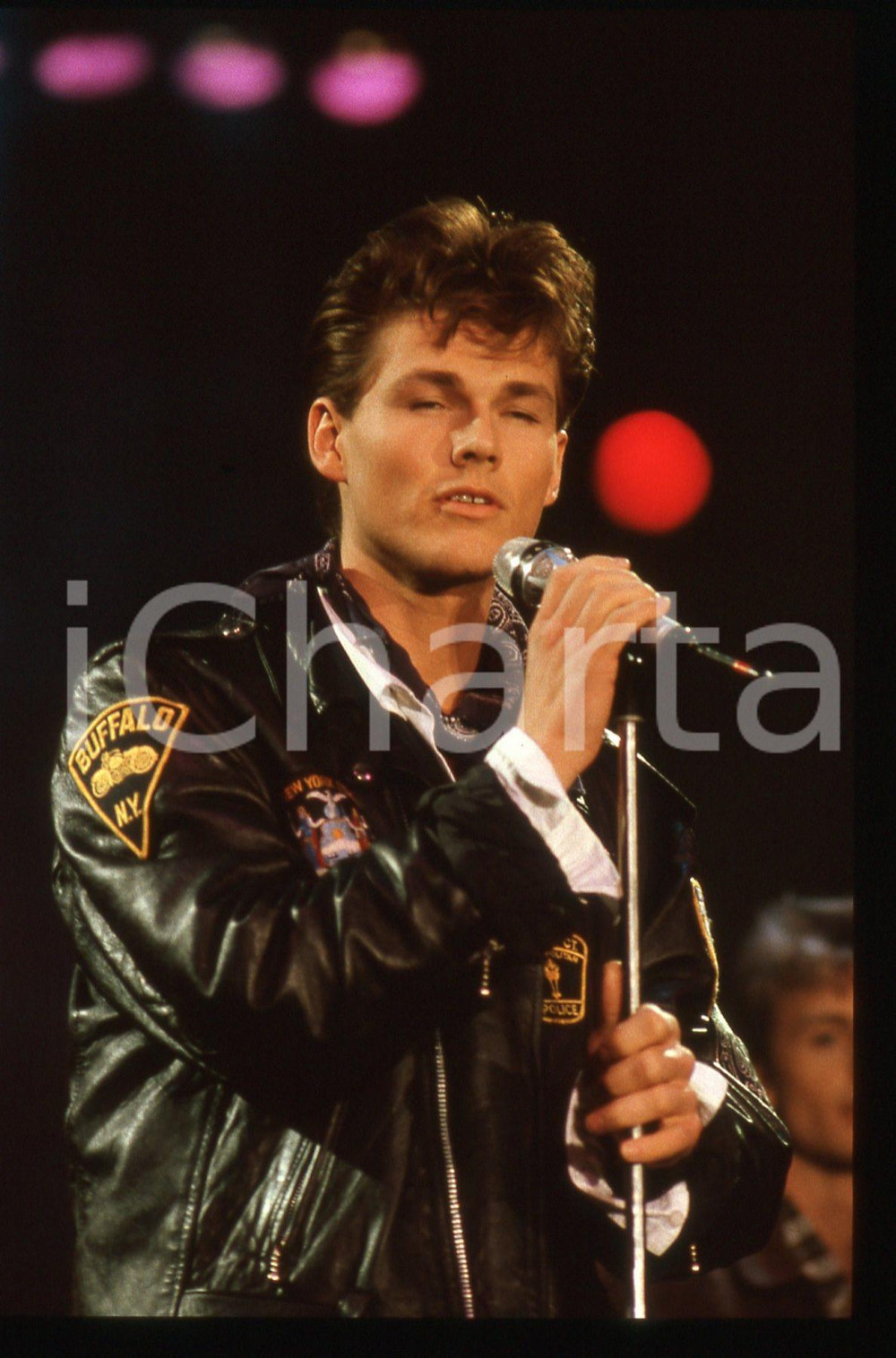 35mm vintage slide* 1988 SANREMO Morten HARKET - A-HA Concerto al Palarock 2 Diapositiva d'epoca, in formato 35 mm. CONDIZIONI: GOODE' severamente vietata la riproduzione. Tutti i diritti sono riservati.Nella diapositiva ICharta mette in vendita, sul negozio eBay e in esclusiva sul sito "icharta" il proprio archivio composto da numerose diapositive e negativi fotografici d'epoca, tutti originali e autentici, che attraversano la storia del costume italiano tra gli la fine degli anni Sessanta e Novanta.Si tratta di uno sguardo inedito sull'attualit&agrave;, la politica, la vita quotidiana, il gossip e la cultura, che fotografa il cambiamento della nazione in quest'ultimo scorcio del XX secolo. Un'occasione unica per il mercato del collezionismo, che vede finalmente disponibile un archivio eccezionale per vastit&agrave;, tematiche e condizioni, in un settore (il negativo fotografico e la diapositiva) di assoluta novit&agrave; e dalle interessanti prospettive di investimento.     originale e autentica 1