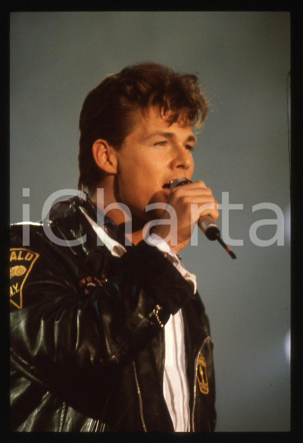 35mm vintage slide* 1988 SANREMO Morten HARKET - A-HA Concerto al Palarock 3 Diapositiva d'epoca, in formato 35 mm. CONDIZIONI: GOODE' severamente vietata la riproduzione. Tutti i diritti sono riservati.Nella diapositiva ICharta mette in vendita, sul negozio eBay e in esclusiva sul sito "icharta" il proprio archivio composto da numerose diapositive e negativi fotografici d'epoca, tutti originali e autentici, che attraversano la storia del costume italiano tra gli la fine degli anni Sessanta e Novanta.Si tratta di uno sguardo inedito sull'attualit&agrave;, la politica, la vita quotidiana, il gossip e la cultura, che fotografa il cambiamento della nazione in quest'ultimo scorcio del XX secolo. Un'occasione unica per il mercato del collezionismo, che vede finalmente disponibile un archivio eccezionale per vastit&agrave;, tematiche e condizioni, in un settore (il negativo fotografico e la diapositiva) di assoluta novit&agrave; e dalle interessanti prospettive di investimento.     originale e autentica 1