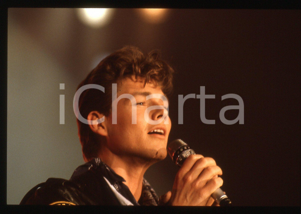 35mm vintage slide* 1988 SANREMO Morten HARKET - A-HA Concerto al Palarock 4 Diapositiva d'epoca, in formato 35 mm. CONDIZIONI: GOODE' severamente vietata la riproduzione. Tutti i diritti sono riservati.Nella diapositiva ICharta mette in vendita, sul negozio eBay e in esclusiva sul sito "icharta" il proprio archivio composto da numerose diapositive e negativi fotografici d'epoca, tutti originali e autentici, che attraversano la storia del costume italiano tra gli la fine degli anni Sessanta e Novanta.Si tratta di uno sguardo inedito sull'attualit&agrave;, la politica, la vita quotidiana, il gossip e la cultura, che fotografa il cambiamento della nazione in quest'ultimo scorcio del XX secolo. Un'occasione unica per il mercato del collezionismo, che vede finalmente disponibile un archivio eccezionale per vastit&agrave;, tematiche e condizioni, in un settore (il negativo fotografico e la diapositiva) di assoluta novit&agrave; e dalle interessanti prospettive di investimento.     originale e autentica 1