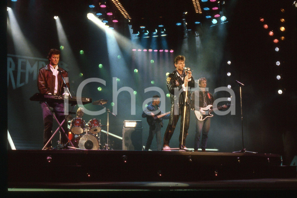 35mm vintage slide* 1988 SANREMO Morten HARKET - A-HA Concerto al Palarock 5 Nella diapositiva compaiono anche Paul Waaktaar-Savoy e Magne FuruholmenDiapositiva d'epoca, in formato 35 mm. CONDIZIONI: GOODE' severamente vietata la riproduzione. Tutti i diritti sono riservati.Nella diapositiva ICharta mette in vendita, sul negozio eBay e in esclusiva sul sito "icharta" il proprio archivio composto da numerose diapositive e negativi fotografici d'epoca, tutti originali e autentici, che attraversano la storia del costume italiano tra gli la fine degli anni Sessanta e Novanta.Si tratta di uno sguardo inedito sull'attualit&agrave;, la politica, la vita quotidiana, il gossip e la cultura, che fotografa il cambiamento della nazione in quest'ultimo scorcio del XX secolo. Un'occasione unica per il mercato del collezionismo, che vede finalmente disponibile un archivio eccezionale per vastit&agrave;, tematiche e condizioni, in un settore (il negativo fotografico e la diapositiva) di assoluta novit&agrave; e dalle interessanti prospettive di investimento.     originale e autentica 1