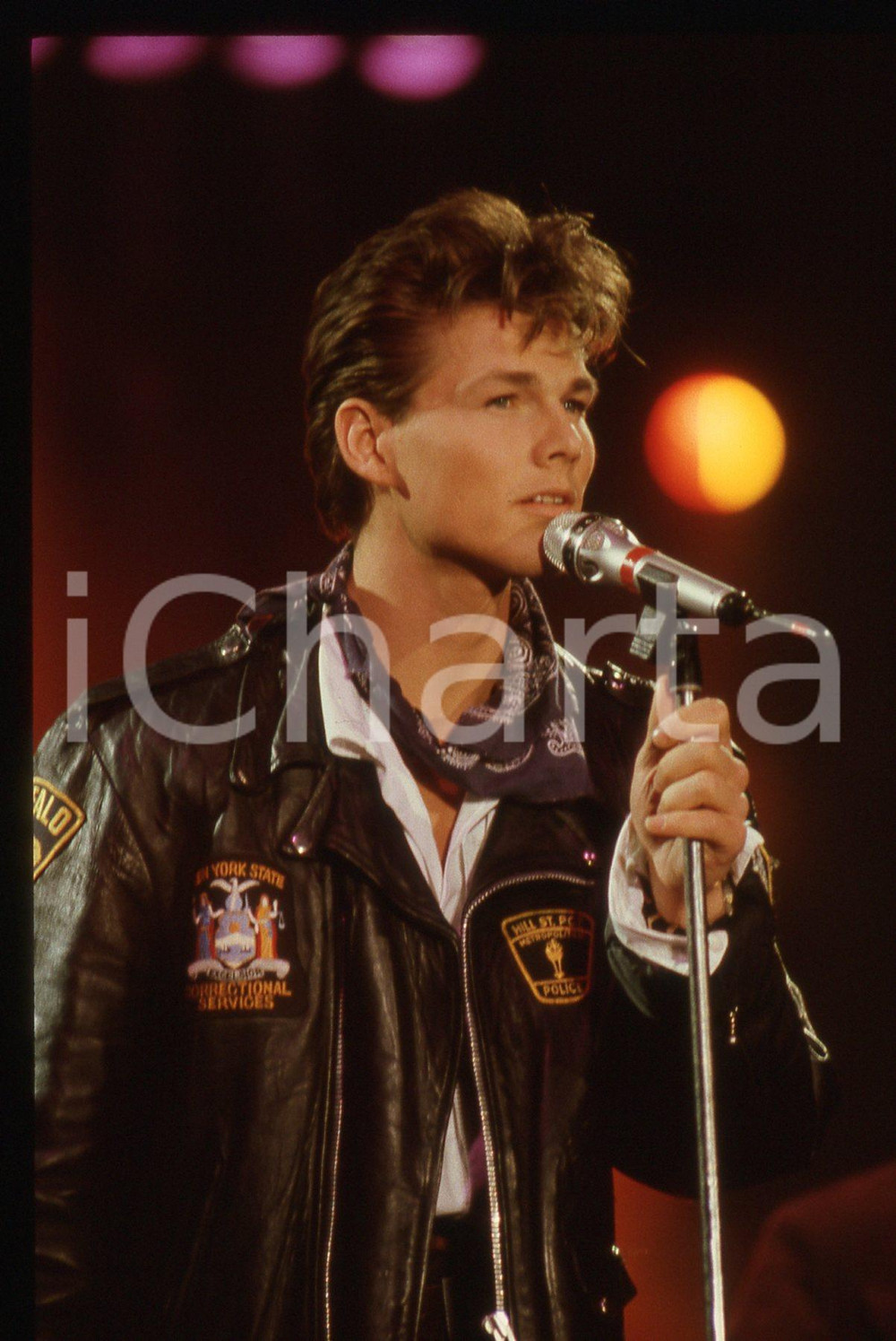 35mm vintage slide* 1988 SANREMO Morten HARKET - A-HA Concerto al Palarock 6 Diapositiva d'epoca, in formato 35 mm. CONDIZIONI: GOODE' severamente vietata la riproduzione. Tutti i diritti sono riservati.Nella diapositiva ICharta mette in vendita, sul negozio eBay e in esclusiva sul sito "icharta" il proprio archivio composto da numerose diapositive e negativi fotografici d'epoca, tutti originali e autentici, che attraversano la storia del costume italiano tra gli la fine degli anni Sessanta e Novanta.Si tratta di uno sguardo inedito sull'attualit&agrave;, la politica, la vita quotidiana, il gossip e la cultura, che fotografa il cambiamento della nazione in quest'ultimo scorcio del XX secolo. Un'occasione unica per il mercato del collezionismo, che vede finalmente disponibile un archivio eccezionale per vastit&agrave;, tematiche e condizioni, in un settore (il negativo fotografico e la diapositiva) di assoluta novit&agrave; e dalle interessanti prospettive di investimento.     originale e autentica 1