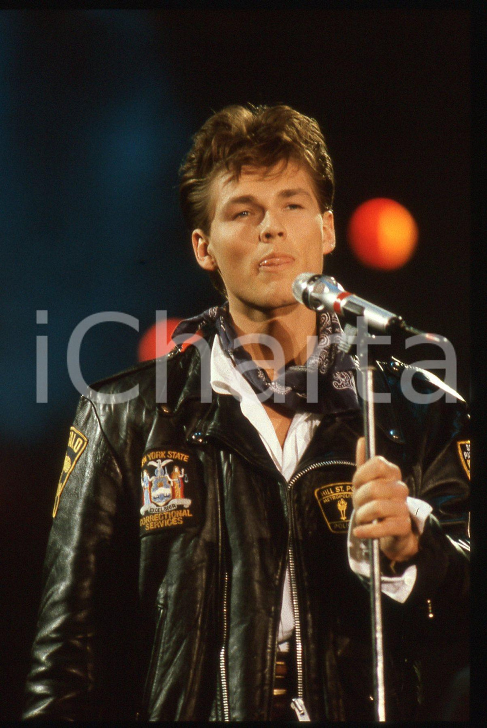 35mm vintage slide* 1988 SANREMO Morten HARKET - A-HA Concerto al Palarock 7 Diapositiva d'epoca, in formato 35 mm. CONDIZIONI: GOODE' severamente vietata la riproduzione. Tutti i diritti sono riservati.Nella diapositiva ICharta mette in vendita, sul negozio eBay e in esclusiva sul sito "icharta" il proprio archivio composto da numerose diapositive e negativi fotografici d'epoca, tutti originali e autentici, che attraversano la storia del costume italiano tra gli la fine degli anni Sessanta e Novanta.Si tratta di uno sguardo inedito sull'attualit&agrave;, la politica, la vita quotidiana, il gossip e la cultura, che fotografa il cambiamento della nazione in quest'ultimo scorcio del XX secolo. Un'occasione unica per il mercato del collezionismo, che vede finalmente disponibile un archivio eccezionale per vastit&agrave;, tematiche e condizioni, in un settore (il negativo fotografico e la diapositiva) di assoluta novit&agrave; e dalle interessanti prospettive di investimento.     originale e autentica 1