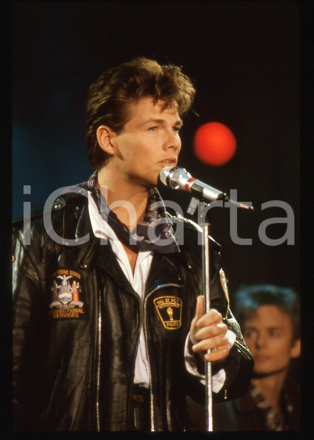 35mm vintage slide* 1988 SANREMO Morten HARKET - A-HA Concerto al Palarock 10 Diapositiva d'epoca, in formato 35 mm. CONDIZIONI: GOODE' severamente vietata la riproduzione. Tutti i diritti sono riservati.Nella diapositiva ICharta mette in vendita, sul negozio eBay e in esclusiva sul sito "icharta" il proprio archivio composto da numerose diapositive e negativi fotografici d'epoca, tutti originali e autentici, che attraversano la storia del costume italiano tra gli la fine degli anni Sessanta e Novanta.Si tratta di uno sguardo inedito sull'attualit&agrave;, la politica, la vita quotidiana, il gossip e la cultura, che fotografa il cambiamento della nazione in quest'ultimo scorcio del XX secolo. Un'occasione unica per il mercato del collezionismo, che vede finalmente disponibile un archivio eccezionale per vastit&agrave;, tematiche e condizioni, in un settore (il negativo fotografico e la diapositiva) di assoluta novit&agrave; e dalle interessanti prospettive di investimento.     originale e autentica 1