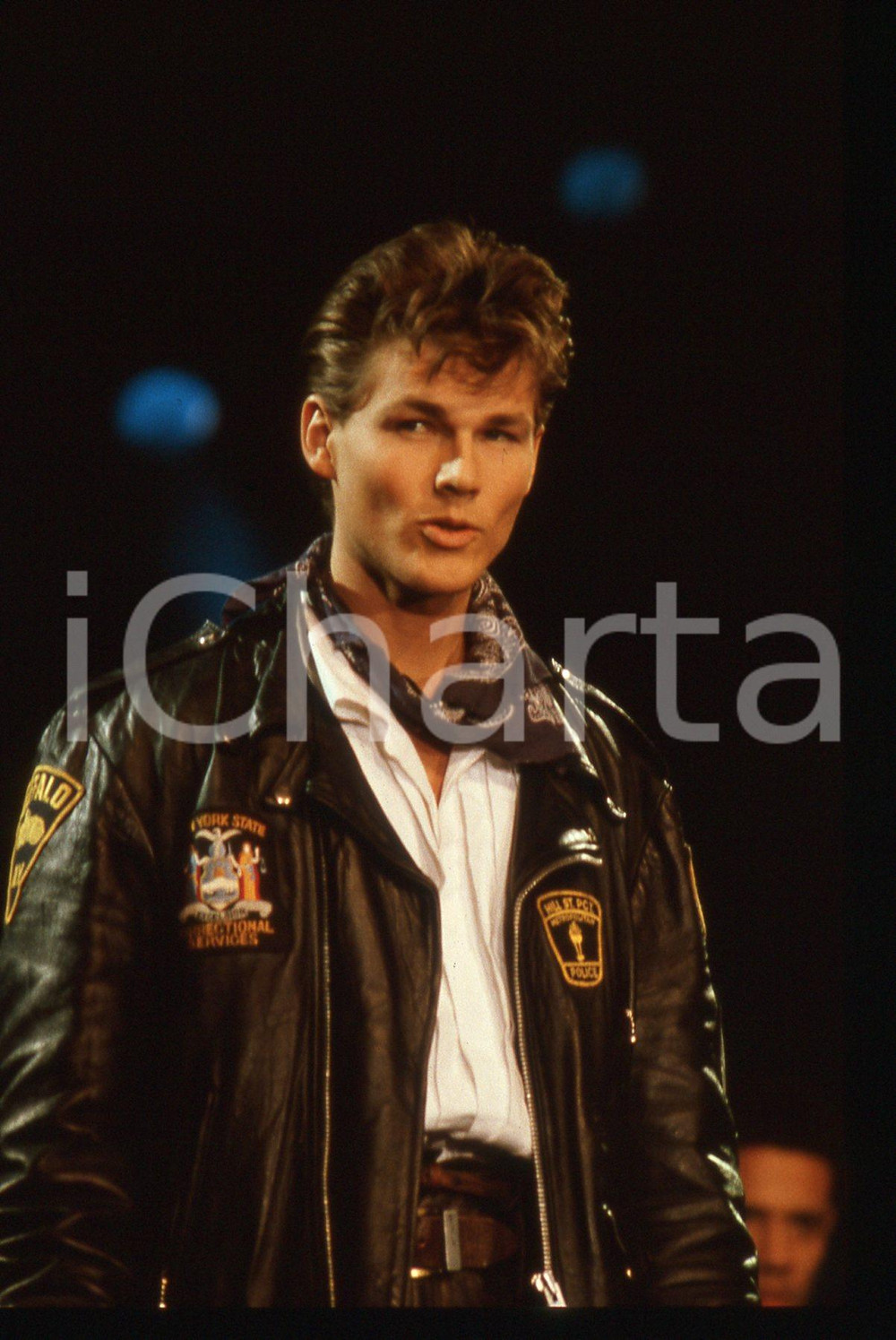 35mm vintage slide* 1988 SANREMO Morten HARKET - A-HA Concerto al Palarock 11 Diapositiva d'epoca, in formato 35 mm. CONDIZIONI: GOODE' severamente vietata la riproduzione. Tutti i diritti sono riservati.Nella diapositiva ICharta mette in vendita, sul negozio eBay e in esclusiva sul sito "icharta" il proprio archivio composto da numerose diapositive e negativi fotografici d'epoca, tutti originali e autentici, che attraversano la storia del costume italiano tra gli la fine degli anni Sessanta e Novanta.Si tratta di uno sguardo inedito sull'attualit&agrave;, la politica, la vita quotidiana, il gossip e la cultura, che fotografa il cambiamento della nazione in quest'ultimo scorcio del XX secolo. Un'occasione unica per il mercato del collezionismo, che vede finalmente disponibile un archivio eccezionale per vastit&agrave;, tematiche e condizioni, in un settore (il negativo fotografico e la diapositiva) di assoluta novit&agrave; e dalle interessanti prospettive di investimento.     originale e autentica 1