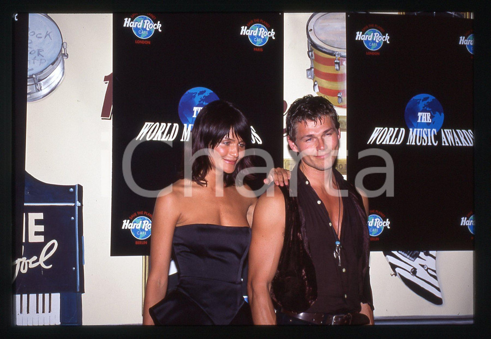 35mm vintage slide* 1993 MONTE CARLO Helena CHRISTENSEN Morten HARKET - A-HA 2 La diapositiva &egrave; stata scattata in occasione dei World Music AwardsDiapositiva d'epoca, in formato 35 mm. CONDIZIONI: GOODE' severamente vietata la riproduzione. Tutti i diritti sono riservati.Nella diapositiva ICharta mette in vendita, sul negozio eBay e in esclusiva sul sito "icharta" il proprio archivio composto da numerose diapositive e negativi fotografici d'epoca, tutti originali e autentici, che attraversano la storia del costume italiano tra gli la fine degli anni Sessanta e Novanta.Si tratta di uno sguardo inedito sull'attualit&agrave;, la politica, la vita quotidiana, il gossip e la cultura, che fotografa il cambiamento della nazione in quest'ultimo scorcio del XX secolo. Un'occasione unica per il mercato del collezionismo, che vede finalmente disponibile un archivio eccezionale per vastit&agrave;, tematiche e condizioni, in un settore (il negativo fotografico e la diapositiva) di assoluta novit&agrave; e dalle interessanti prospettive di investimento.     originale e autentica 1