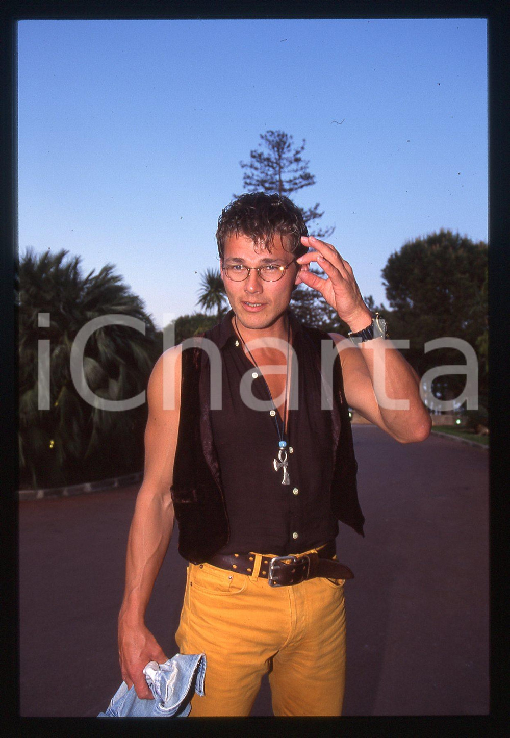 35mm vintage slide* 1993 MONTECARLO Morten HARKET degli A-HA Ritratto (2) La diapositiva &egrave; stata scattata in occasione dei World Music AwardsDiapositiva d'epoca, in formato 35 mm. CONDIZIONI: GOODE' severamente vietata la riproduzione. Tutti i diritti sono riservati.Nella diapositiva ICharta mette in vendita, sul negozio eBay e in esclusiva sul sito "icharta" il proprio archivio composto da numerose diapositive e negativi fotografici d'epoca, tutti originali e autentici, che attraversano la storia del costume italiano tra gli la fine degli anni Sessanta e Novanta.Si tratta di uno sguardo inedito sull'attualit&agrave;, la politica, la vita quotidiana, il gossip e la cultura, che fotografa il cambiamento della nazione in quest'ultimo scorcio del XX secolo. Un'occasione unica per il mercato del collezionismo, che vede finalmente disponibile un archivio eccezionale per vastit&agrave;, tematiche e condizioni, in un settore (il negativo fotografico e la diapositiva) di assoluta novit&agrave; e dalle interessanti prospettive di investimento.     originale e autentica 1