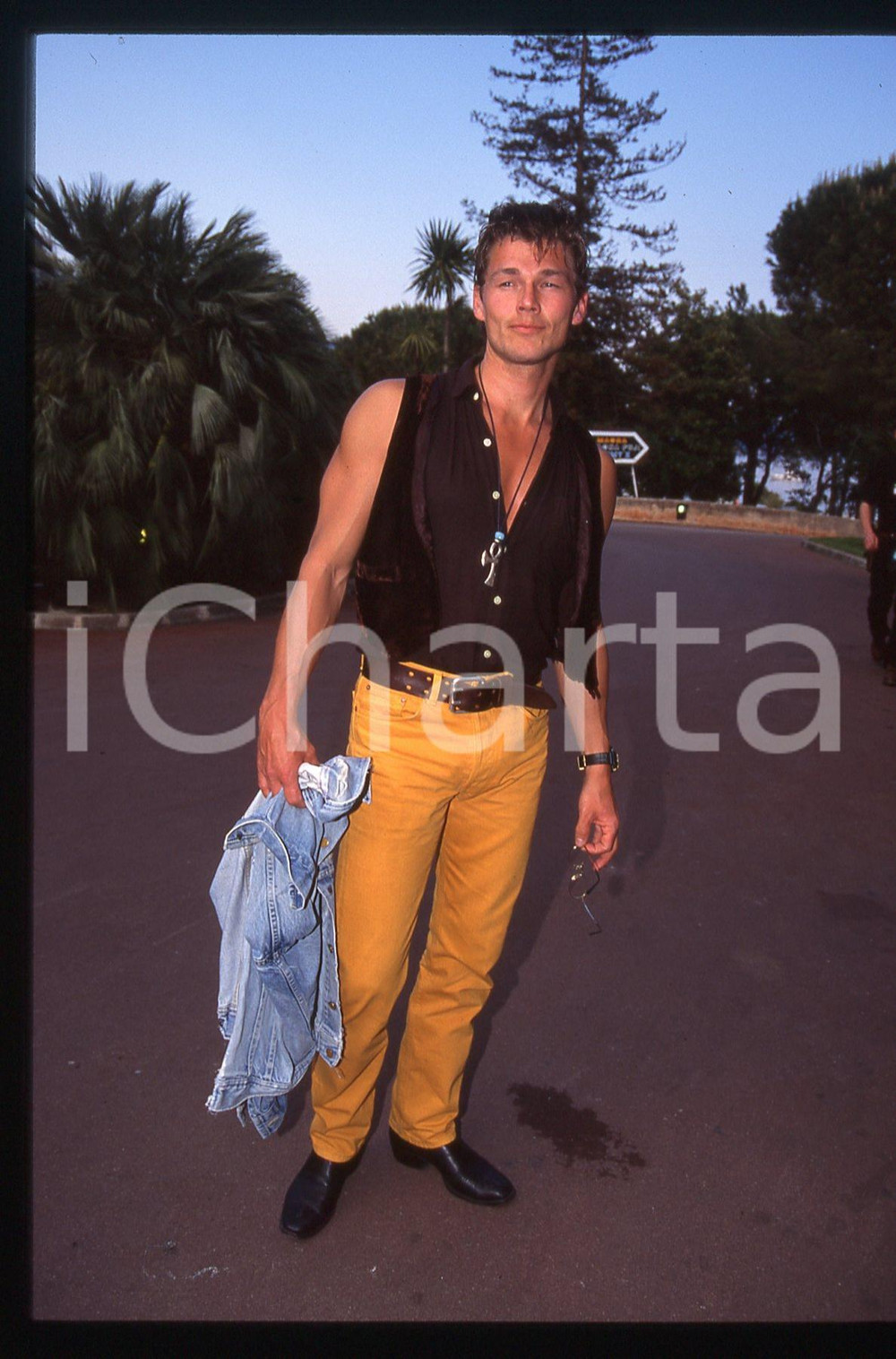 35mm vintage slide* 1993 MONTECARLO Morten HARKET degli A-HA Ritratto (3) La diapositiva &egrave; stata scattata in occasione dei World Music AwardsDiapositiva d'epoca, in formato 35 mm. CONDIZIONI: GOODE' severamente vietata la riproduzione. Tutti i diritti sono riservati.Nella diapositiva ICharta mette in vendita, sul negozio eBay e in esclusiva sul sito "icharta" il proprio archivio composto da numerose diapositive e negativi fotografici d'epoca, tutti originali e autentici, che attraversano la storia del costume italiano tra gli la fine degli anni Sessanta e Novanta.Si tratta di uno sguardo inedito sull'attualit&agrave;, la politica, la vita quotidiana, il gossip e la cultura, che fotografa il cambiamento della nazione in quest'ultimo scorcio del XX secolo. Un'occasione unica per il mercato del collezionismo, che vede finalmente disponibile un archivio eccezionale per vastit&agrave;, tematiche e condizioni, in un settore (il negativo fotografico e la diapositiva) di assoluta novit&agrave; e dalle interessanti prospettive di investimento.     originale e autentica 1