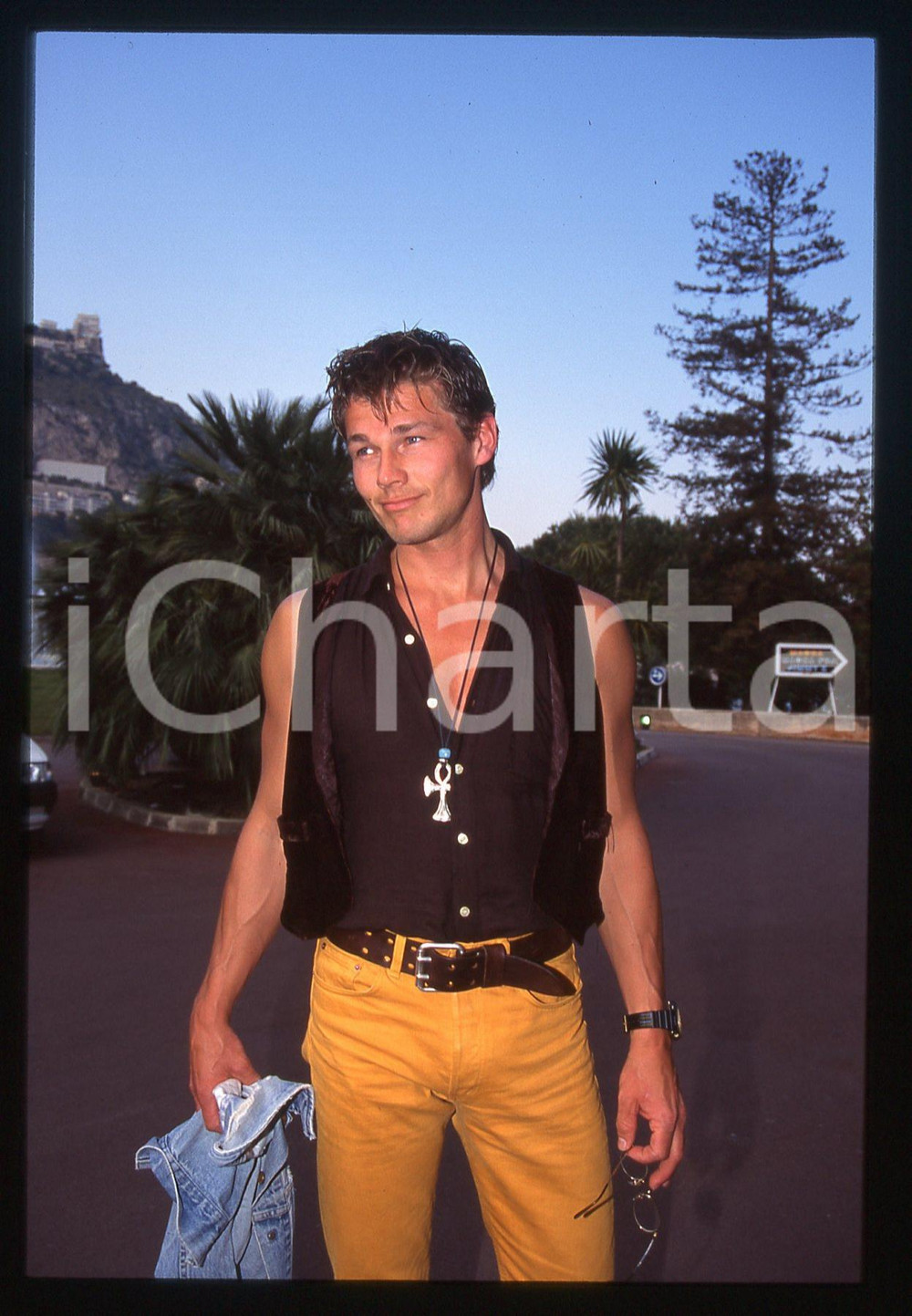 35mm vintage slide* 1993 MONTECARLO Morten HARKET degli A-HA Ritratto (7) La diapositiva &egrave; stata scattata in occasione dei World Music AwardsDiapositiva d'epoca, in formato 35 mm. CONDIZIONI: GOODE' severamente vietata la riproduzione. Tutti i diritti sono riservati.Nella diapositiva ICharta mette in vendita, sul negozio eBay e in esclusiva sul sito "icharta" il proprio archivio composto da numerose diapositive e negativi fotografici d'epoca, tutti originali e autentici, che attraversano la storia del costume italiano tra gli la fine degli anni Sessanta e Novanta.Si tratta di uno sguardo inedito sull'attualit&agrave;, la politica, la vita quotidiana, il gossip e la cultura, che fotografa il cambiamento della nazione in quest'ultimo scorcio del XX secolo. Un'occasione unica per il mercato del collezionismo, che vede finalmente disponibile un archivio eccezionale per vastit&agrave;, tematiche e condizioni, in un settore (il negativo fotografico e la diapositiva) di assoluta novit&agrave; e dalle interessanti prospettive di investimento.     originale e autentica 1