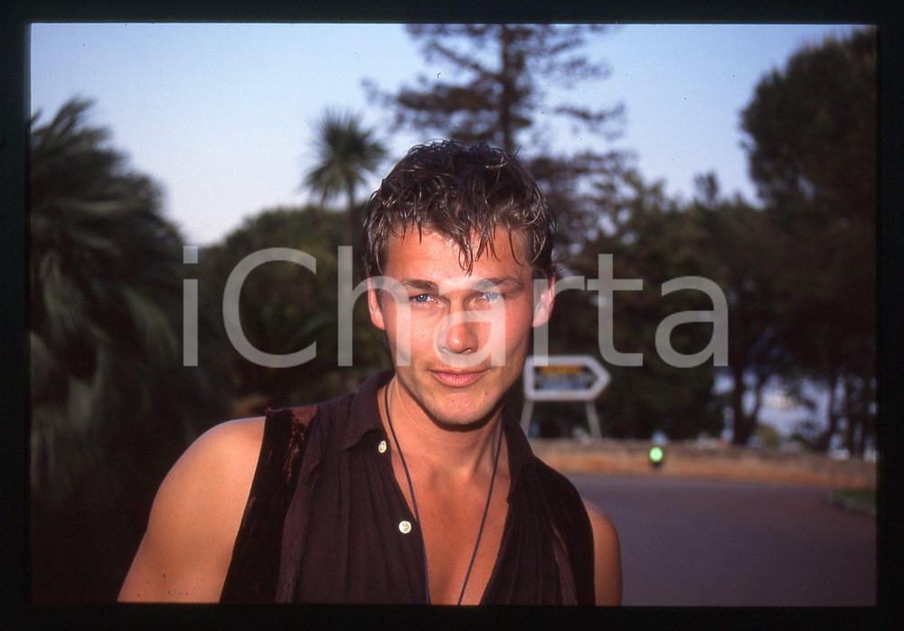 35mm vintage slide* 1993 MONTECARLO Morten HARKET degli A-HA Ritratto (8) La diapositiva &egrave; stata scattata in occasione dei World Music AwardsDiapositiva d'epoca, in formato 35 mm. CONDIZIONI: GOODE' severamente vietata la riproduzione. Tutti i diritti sono riservati.Nella diapositiva ICharta mette in vendita, sul negozio eBay e in esclusiva sul sito "icharta" il proprio archivio composto da numerose diapositive e negativi fotografici d'epoca, tutti originali e autentici, che attraversano la storia del costume italiano tra gli la fine degli anni Sessanta e Novanta.Si tratta di uno sguardo inedito sull'attualit&agrave;, la politica, la vita quotidiana, il gossip e la cultura, che fotografa il cambiamento della nazione in quest'ultimo scorcio del XX secolo. Un'occasione unica per il mercato del collezionismo, che vede finalmente disponibile un archivio eccezionale per vastit&agrave;, tematiche e condizioni, in un settore (il negativo fotografico e la diapositiva) di assoluta novit&agrave; e dalle interessanti prospettive di investimento.     originale e autentica 1