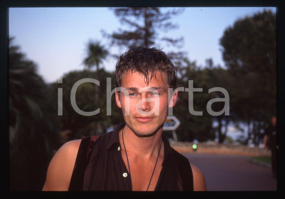 35mm vintage slide* 1993 MONTECARLO Morten HARKET degli A-HA Ritratto (10) La diapositiva &egrave; stata scattata in occasione dei World Music AwardsDiapositiva d'epoca, in formato 35 mm. CONDIZIONI: GOODE' severamente vietata la riproduzione. Tutti i diritti sono riservati.Nella diapositiva ICharta mette in vendita, sul negozio eBay e in esclusiva sul sito "icharta" il proprio archivio composto da numerose diapositive e negativi fotografici d'epoca, tutti originali e autentici, che attraversano la storia del costume italiano tra gli la fine degli anni Sessanta e Novanta.Si tratta di uno sguardo inedito sull'attualit&agrave;, la politica, la vita quotidiana, il gossip e la cultura, che fotografa il cambiamento della nazione in quest'ultimo scorcio del XX secolo. Un'occasione unica per il mercato del collezionismo, che vede finalmente disponibile un archivio eccezionale per vastit&agrave;, tematiche e condizioni, in un settore (il negativo fotografico e la diapositiva) di assoluta novit&agrave; e dalle interessanti prospettive di investimento.     originale e autentica 1