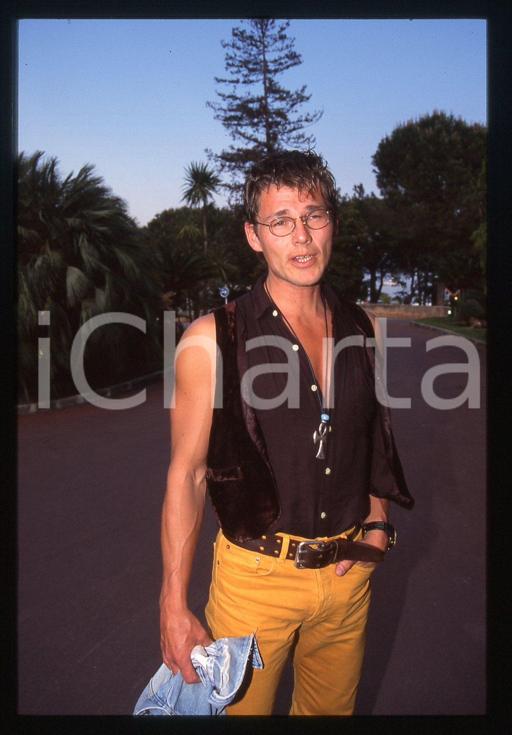 35mm vintage slide* 1993 MONTECARLO Morten HARKET degli A-HA Ritratto (11) La diapositiva &egrave; stata scattata in occasione dei World Music AwardsDiapositiva d'epoca, in formato 35 mm. CONDIZIONI: GOODE' severamente vietata la riproduzione. Tutti i diritti sono riservati.Nella diapositiva ICharta mette in vendita, sul negozio eBay e in esclusiva sul sito "icharta" il proprio archivio composto da numerose diapositive e negativi fotografici d'epoca, tutti originali e autentici, che attraversano la storia del costume italiano tra gli la fine degli anni Sessanta e Novanta.Si tratta di uno sguardo inedito sull'attualit&agrave;, la politica, la vita quotidiana, il gossip e la cultura, che fotografa il cambiamento della nazione in quest'ultimo scorcio del XX secolo. Un'occasione unica per il mercato del collezionismo, che vede finalmente disponibile un archivio eccezionale per vastit&agrave;, tematiche e condizioni, in un settore (il negativo fotografico e la diapositiva) di assoluta novit&agrave; e dalle interessanti prospettive di investimento.     originale e autentica 1