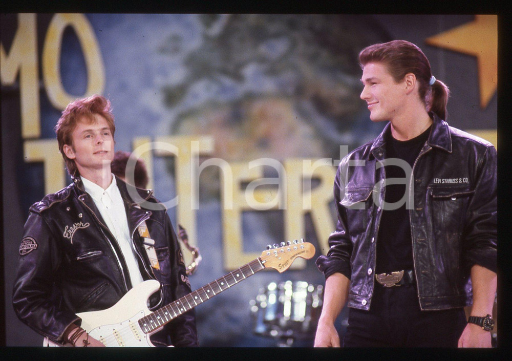 35mm vintage slide* 1991 SANREMO INTERNATIONAL Morten HARKET degli A-HA (1) Nella diapositiva compare anche Paul Waaktaar-Savoy Diapositiva d'epoca, in formato 35 mm. CONDIZIONI: GOODE' severamente vietata la riproduzione. Tutti i diritti sono riservati.Nella diapositiva ICharta mette in vendita, sul negozio eBay e in esclusiva sul sito "icharta" il proprio archivio composto da numerose diapositive e negativi fotografici d'epoca, tutti originali e autentici, che attraversano la storia del costume italiano tra gli la fine degli anni Sessanta e Novanta.Si tratta di uno sguardo inedito sull'attualit&agrave;, la politica, la vita quotidiana, il gossip e la cultura, che fotografa il cambiamento della nazione in quest'ultimo scorcio del XX secolo. Un'occasione unica per il mercato del collezionismo, che vede finalmente disponibile un archivio eccezionale per vastit&agrave;, tematiche e condizioni, in un settore (il negativo fotografico e la diapositiva) di assoluta novit&agrave; e dalle interessanti prospettive di investimento.     originale e autentica 1