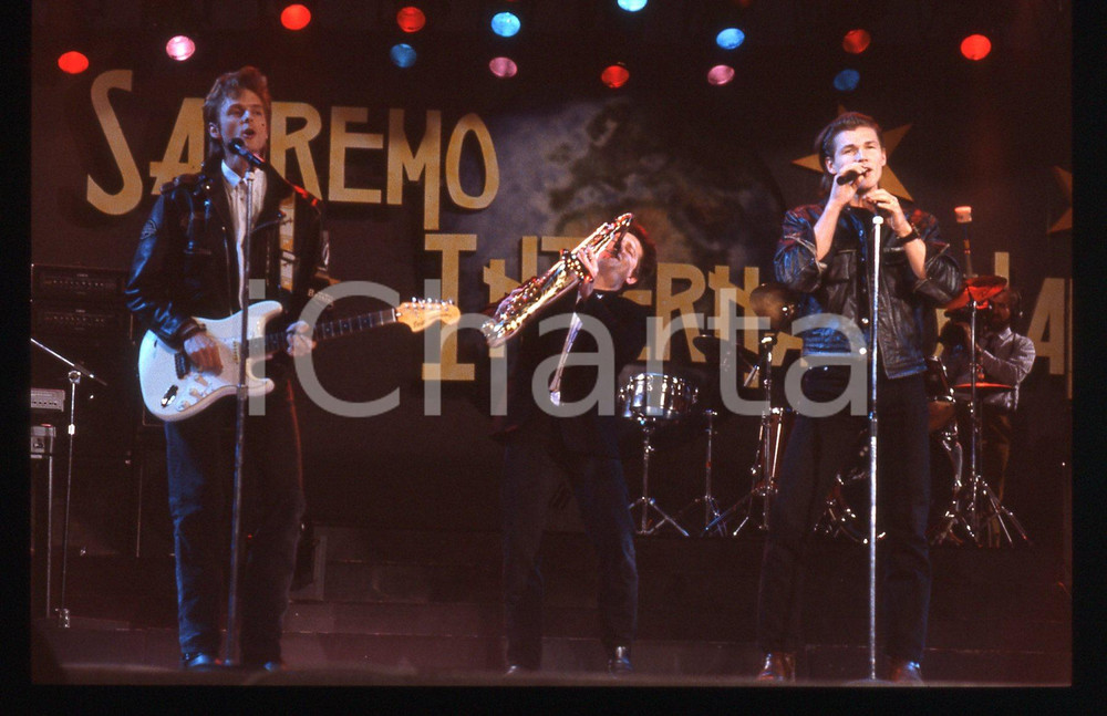 35mm vintage slide* 1991 SANREMO INTERNATIONAL Morten HARKET degli A-HA (4) Diapositiva d'epoca, in formato 35 mm. CONDIZIONI: GOODE' severamente vietata la riproduzione. Tutti i diritti sono riservati.Nella diapositiva ICharta mette in vendita, sul negozio eBay e in esclusiva sul sito "icharta" il proprio archivio composto da numerose diapositive e negativi fotografici d'epoca, tutti originali e autentici, che attraversano la storia del costume italiano tra gli la fine degli anni Sessanta e Novanta.Si tratta di uno sguardo inedito sull'attualit&agrave;, la politica, la vita quotidiana, il gossip e la cultura, che fotografa il cambiamento della nazione in quest'ultimo scorcio del XX secolo. Un'occasione unica per il mercato del collezionismo, che vede finalmente disponibile un archivio eccezionale per vastit&agrave;, tematiche e condizioni, in un settore (il negativo fotografico e la diapositiva) di assoluta novit&agrave; e dalle interessanti prospettive di investimento.     originale e autentica 1