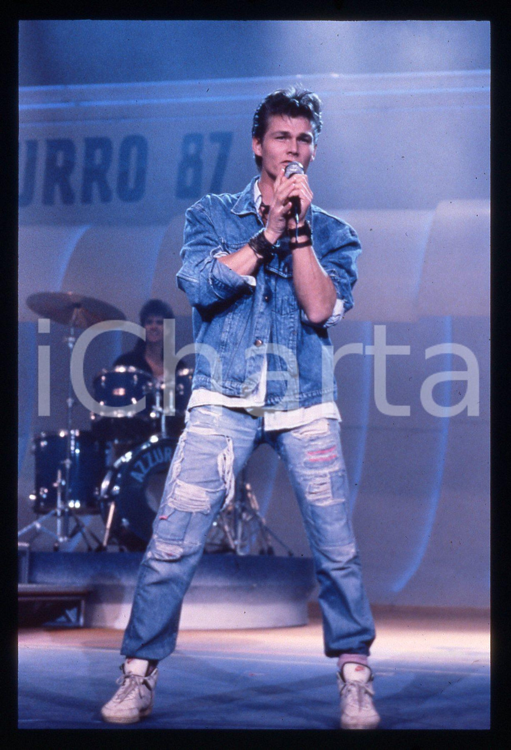 35mm vintage slide* 1987 BARI Morten HARKET degli A-HA ad AZZURRO Ritratto 1 La diapositiva &egrave; stata scattata al Teatro PetruzzelliDiapositiva d'epoca, in formato 35 mm. CONDIZIONI: GOODE' severamente vietata la riproduzione. Tutti i diritti sono riservati.Nella diapositiva ICharta mette in vendita, sul negozio eBay e in esclusiva sul sito "icharta" il proprio archivio composto da numerose diapositive e negativi fotografici d'epoca, tutti originali e autentici, che attraversano la storia del costume italiano tra gli la fine degli anni Sessanta e Novanta.Si tratta di uno sguardo inedito sull'attualit&agrave;, la politica, la vita quotidiana, il gossip e la cultura, che fotografa il cambiamento della nazione in quest'ultimo scorcio del XX secolo. Un'occasione unica per il mercato del collezionismo, che vede finalmente disponibile un archivio eccezionale per vastit&agrave;, tematiche e condizioni, in un settore (il negativo fotografico e la diapositiva) di assoluta novit&agrave; e dalle interessanti prospettive di investimento.     originale e autentica 1