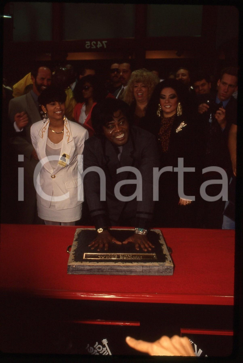 35mm vintage slide* 1992 HOLLYWOOD James BROWN alla cerimonia ROCK WALK (1) Diapositiva d'epoca, in formato 35 mm. CONDIZIONI: GOODE' severamente vietata la riproduzione. Tutti i diritti sono riservati.Nella diapositiva ICharta mette in vendita, sul negozio eBay e in esclusiva sul sito "icharta" il proprio archivio composto da numerose diapositive e negativi fotografici d'epoca, tutti originali e autentici, che attraversano la storia del costume italiano tra gli la fine degli anni Sessanta e Novanta.Si tratta di uno sguardo inedito sull'attualit&agrave;, la politica, la vita quotidiana, il gossip e la cultura, che fotografa il cambiamento della nazione in quest'ultimo scorcio del XX secolo. Un'occasione unica per il mercato del collezionismo, che vede finalmente disponibile un archivio eccezionale per vastit&agrave;, tematiche e condizioni, in un settore (il negativo fotografico e la diapositiva) di assoluta novit&agrave; e dalle interessanti prospettive di investimento.  originale e autentica 1