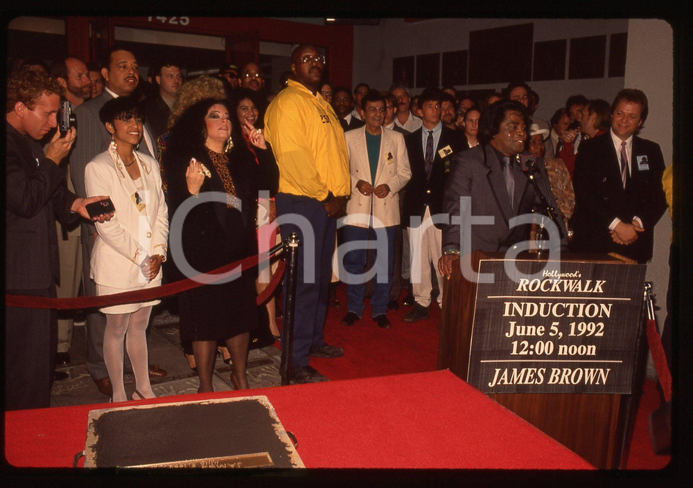 35mm vintage slide* 1992 HOLLYWOOD James BROWN alla cerimonia ROCK WALK (2) Diapositiva d'epoca, in formato 35 mm. CONDIZIONI: GOODE' severamente vietata la riproduzione. Tutti i diritti sono riservati.Nella diapositiva ICharta mette in vendita, sul negozio eBay e in esclusiva sul sito "icharta" il proprio archivio composto da numerose diapositive e negativi fotografici d'epoca, tutti originali e autentici, che attraversano la storia del costume italiano tra gli la fine degli anni Sessanta e Novanta.Si tratta di uno sguardo inedito sull'attualit&agrave;, la politica, la vita quotidiana, il gossip e la cultura, che fotografa il cambiamento della nazione in quest'ultimo scorcio del XX secolo. Un'occasione unica per il mercato del collezionismo, che vede finalmente disponibile un archivio eccezionale per vastit&agrave;, tematiche e condizioni, in un settore (il negativo fotografico e la diapositiva) di assoluta novit&agrave; e dalle interessanti prospettive di investimento.  originale e autentica 1