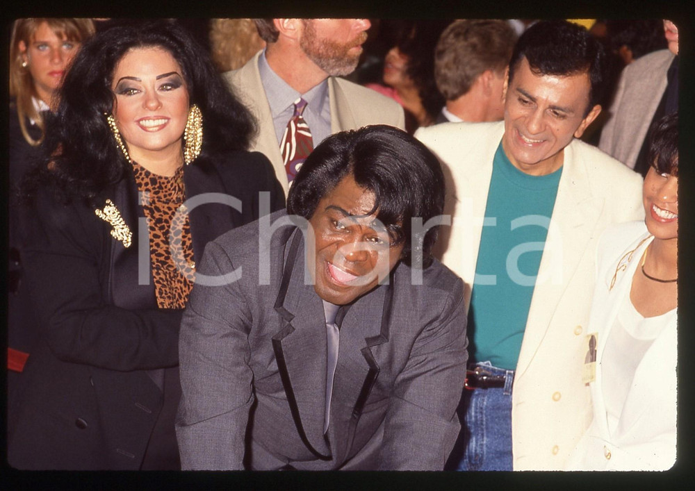 35mm vintage slide* 1992 HOLLYWOOD James BROWN alla cerimonia ROCK WALK (5) Diapositiva d'epoca, in formato 35 mm. CONDIZIONI: GOODE' severamente vietata la riproduzione. Tutti i diritti sono riservati.Nella diapositiva ICharta mette in vendita, sul negozio eBay e in esclusiva sul sito "icharta" il proprio archivio composto da numerose diapositive e negativi fotografici d'epoca, tutti originali e autentici, che attraversano la storia del costume italiano tra gli la fine degli anni Sessanta e Novanta.Si tratta di uno sguardo inedito sull'attualit&agrave;, la politica, la vita quotidiana, il gossip e la cultura, che fotografa il cambiamento della nazione in quest'ultimo scorcio del XX secolo. Un'occasione unica per il mercato del collezionismo, che vede finalmente disponibile un archivio eccezionale per vastit&agrave;, tematiche e condizioni, in un settore (il negativo fotografico e la diapositiva) di assoluta novit&agrave; e dalle interessanti prospettive di investimento.  originale e autentica 1
