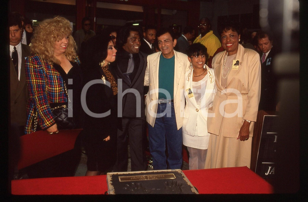 35mm vintage slide* 1992 HOLLYWOOD James BROWN alla cerimonia ROCK WALK (6) Diapositiva d'epoca, in formato 35 mm. CONDIZIONI: GOODE' severamente vietata la riproduzione. Tutti i diritti sono riservati.Nella diapositiva ICharta mette in vendita, sul negozio eBay e in esclusiva sul sito "icharta" il proprio archivio composto da numerose diapositive e negativi fotografici d'epoca, tutti originali e autentici, che attraversano la storia del costume italiano tra gli la fine degli anni Sessanta e Novanta.Si tratta di uno sguardo inedito sull'attualit&agrave;, la politica, la vita quotidiana, il gossip e la cultura, che fotografa il cambiamento della nazione in quest'ultimo scorcio del XX secolo. Un'occasione unica per il mercato del collezionismo, che vede finalmente disponibile un archivio eccezionale per vastit&agrave;, tematiche e condizioni, in un settore (il negativo fotografico e la diapositiva) di assoluta novit&agrave; e dalle interessanti prospettive di investimento.  originale e autentica 1